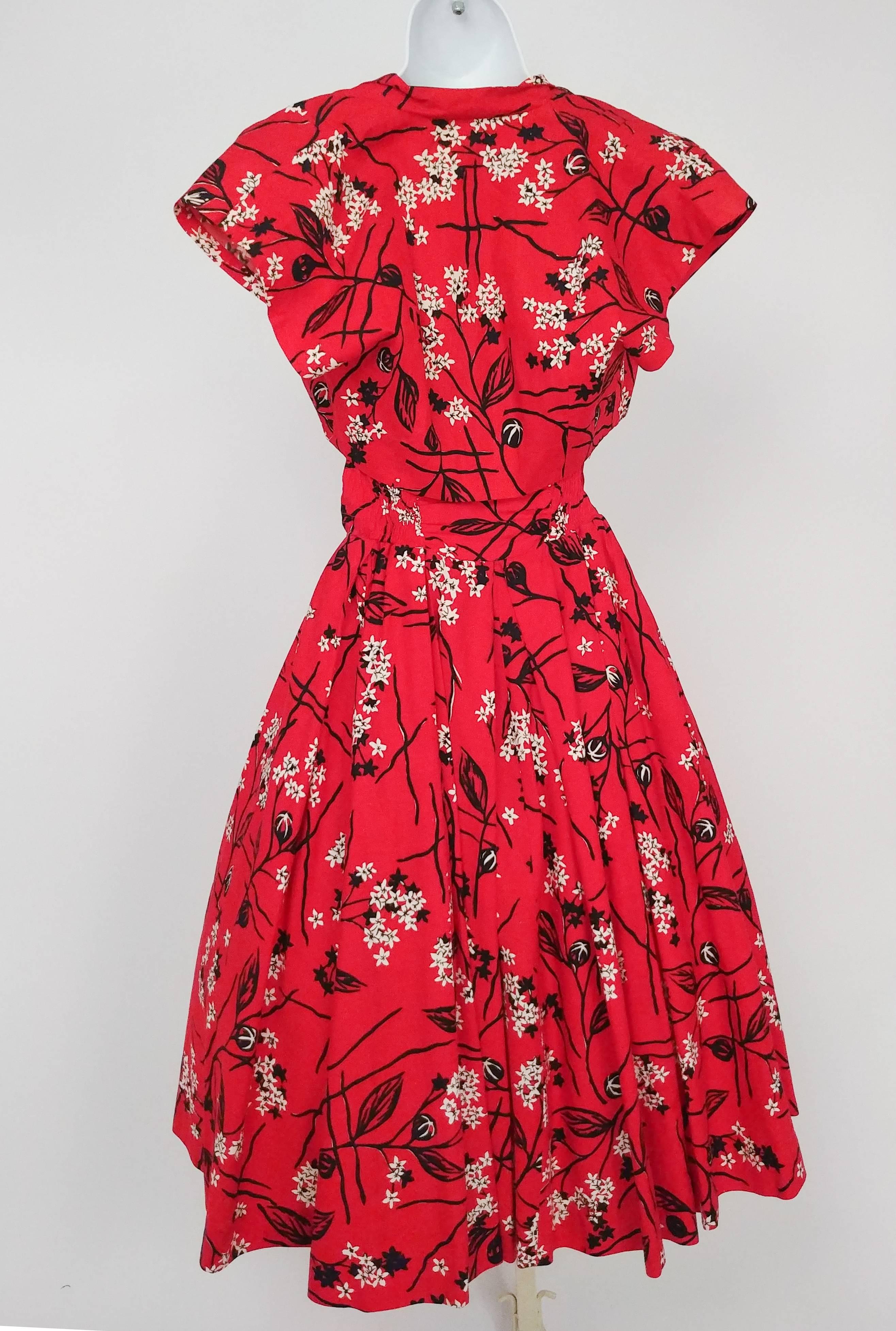 Set vestito e bolero rosso con stampa Tiki Shaheen, anni '50 In condizioni buone in vendita a San Francisco, CA
