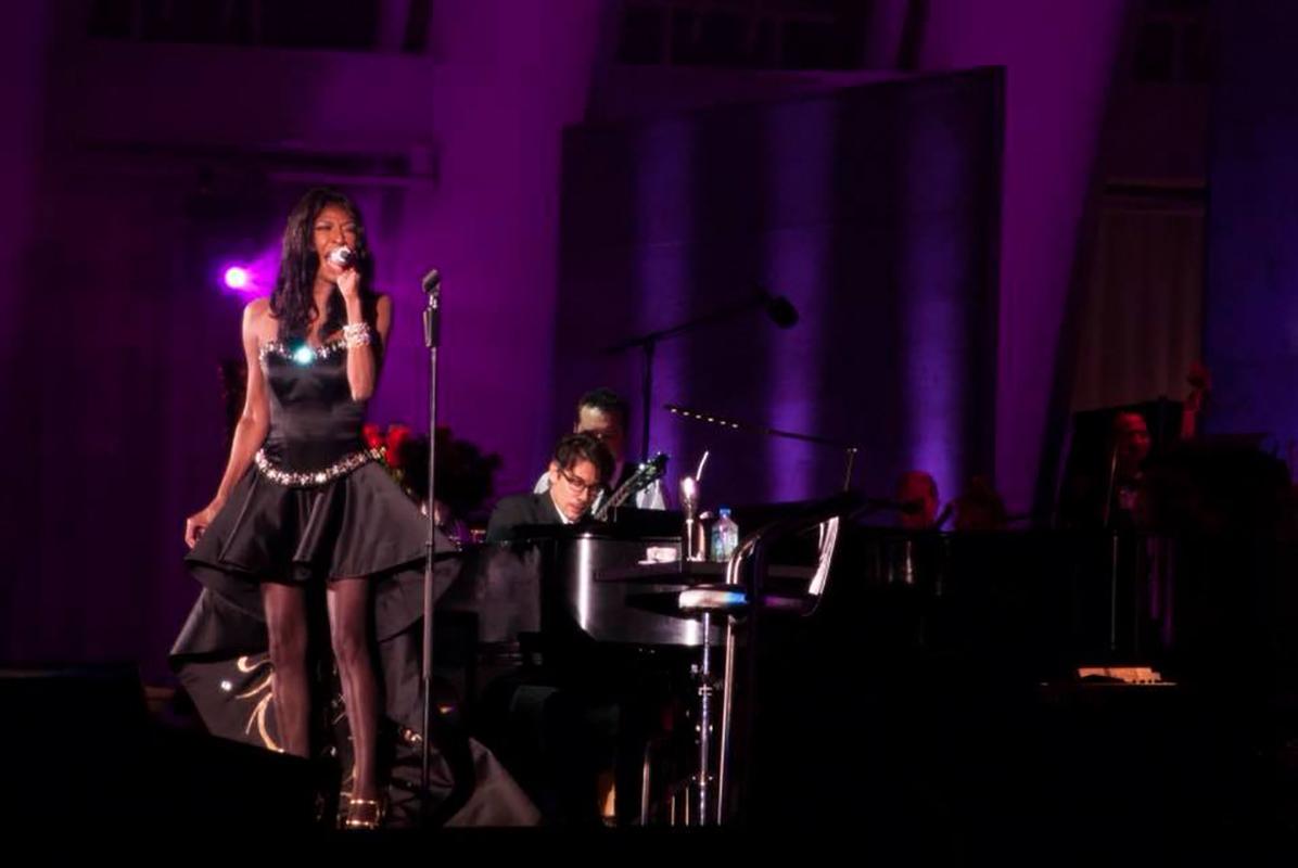 Shahla Dorriz para Natalie Cole Vestido a medida adornado con cristales en Excelente estado para la venta en Montgomery, TX