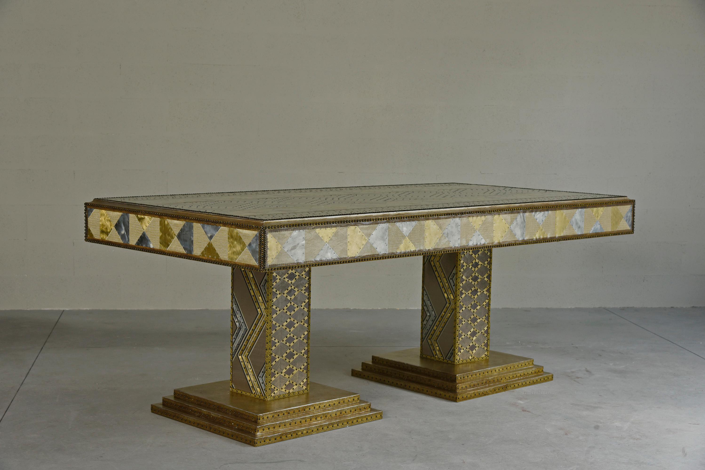 Table de salle à manger Shahrazàd par Valentina Giovando
Dimensions : L 200 x P 100 x H 78 cm : L 200 x D 100 x H 78 cm.
MATERIAL : Bois, tissu, fibre de verre, laiton, zinc.  

Valentina Giovando, vit et travaille à Sarzana, en Ligurie, et se