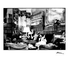 Shahrokh Hatami: „Mademoiselle Coco“, Schwarz-Weiß-Fotografie auf Sofa