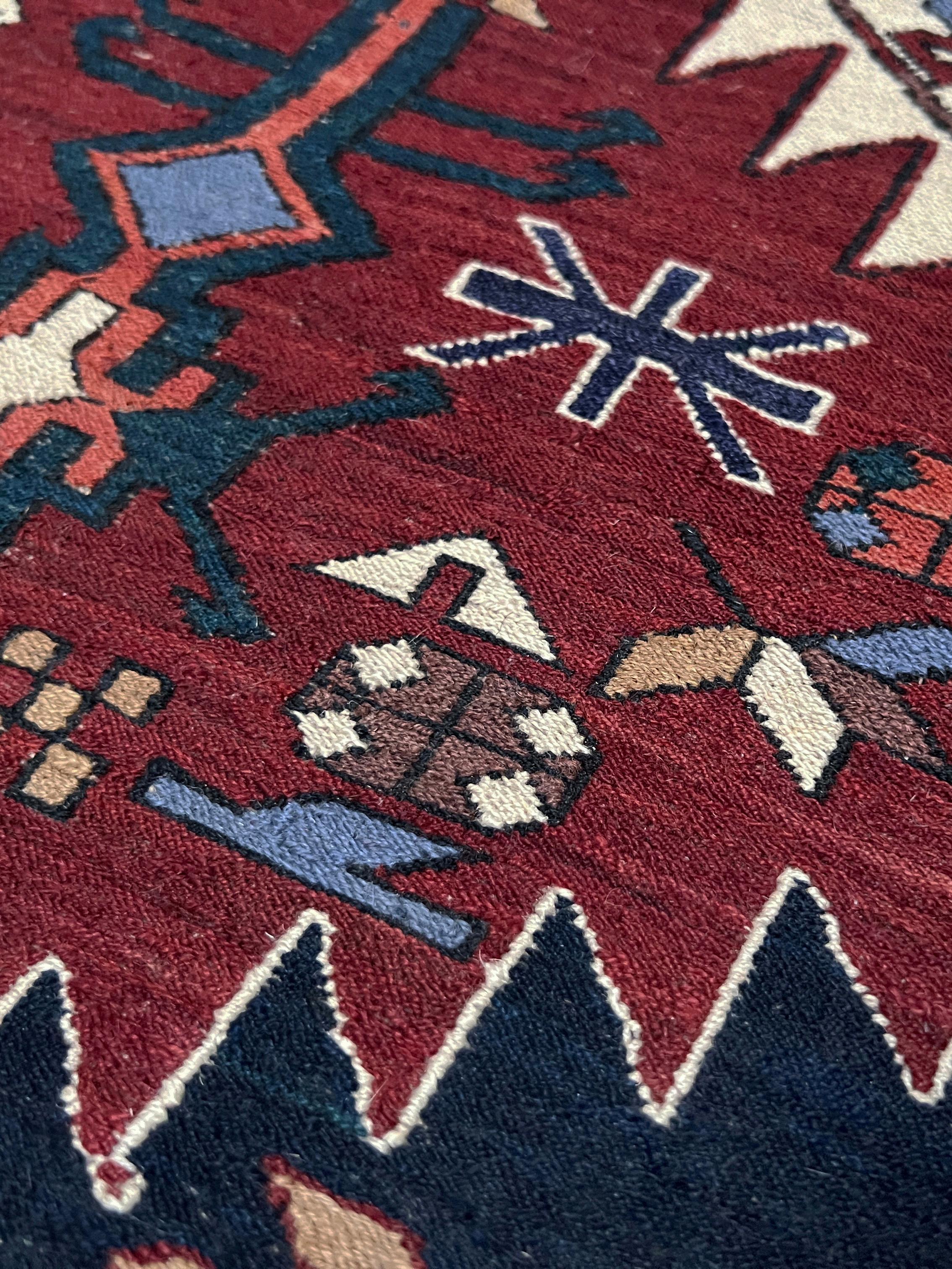 Esta alfombra Soumak Shahsavan vintage del noroeste de Irán es una obra maestra de geometría tribal y equilibrio cromático. Tejido a mano en la década de 1960 con lana hilada a mano y teñida con raíces y plantas, muestra el clásico dibujo de