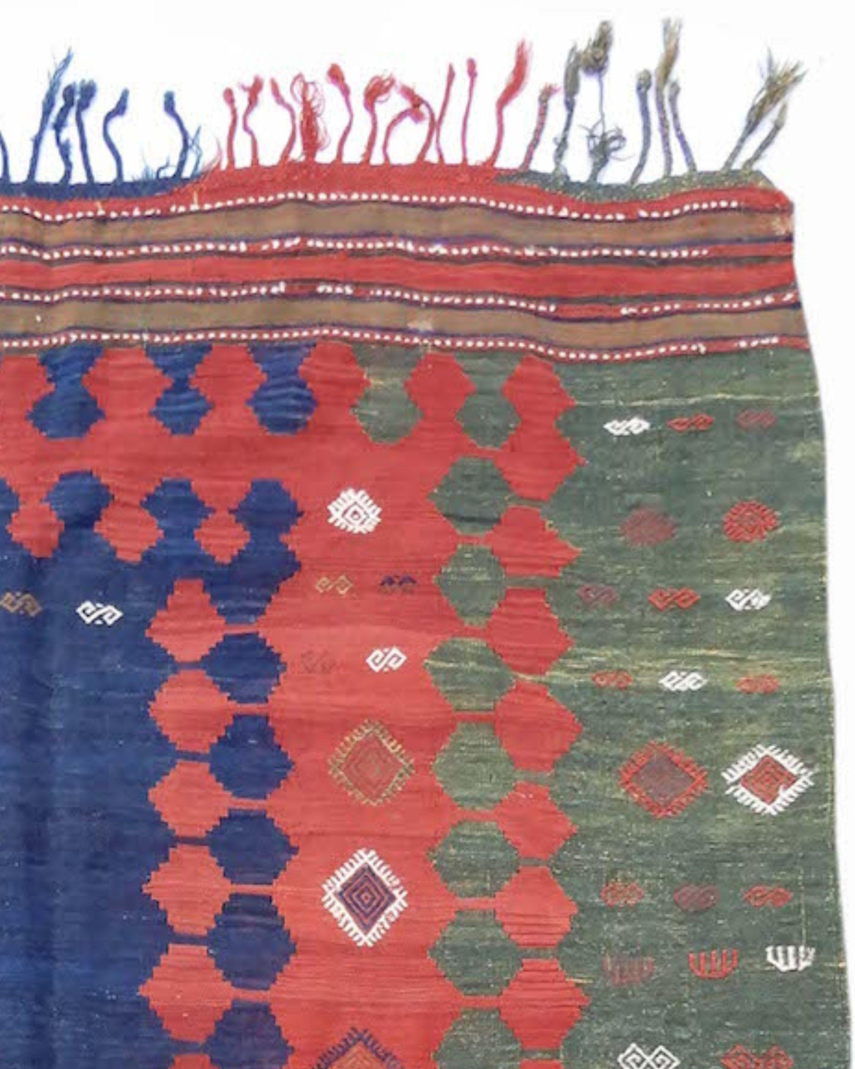 Rug & Kilim Shahsevan, fin du 19e siècle

Ce kilim très graphique de Shahsevan associe des motifs répétitifs réciproques à des couleurs saturées et contrastées. La structure des différentes techniques de tissage plat permet au tisserand de générer