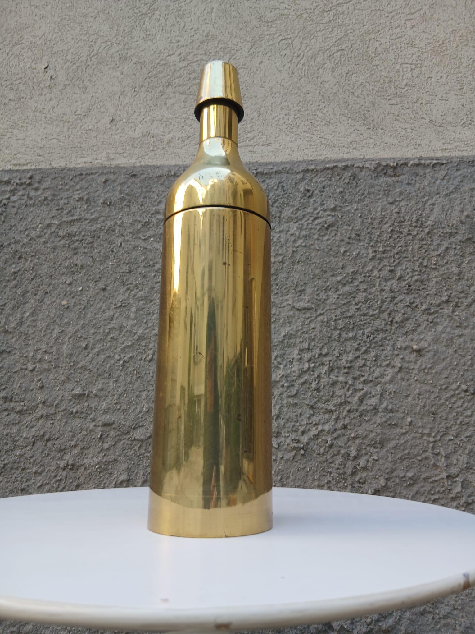 #Shaker #BarwareVintage #CocktailShaker #ItalianDesign #1950s #MidCentury #ItalianDesign #PraTorino #Golden Brass #MadeInItaly #VintageBarware

Eleganter flaschenförmiger Cocktailshaker aus Stahl mit Goldbeschichtung, der in den 1950er Jahren in