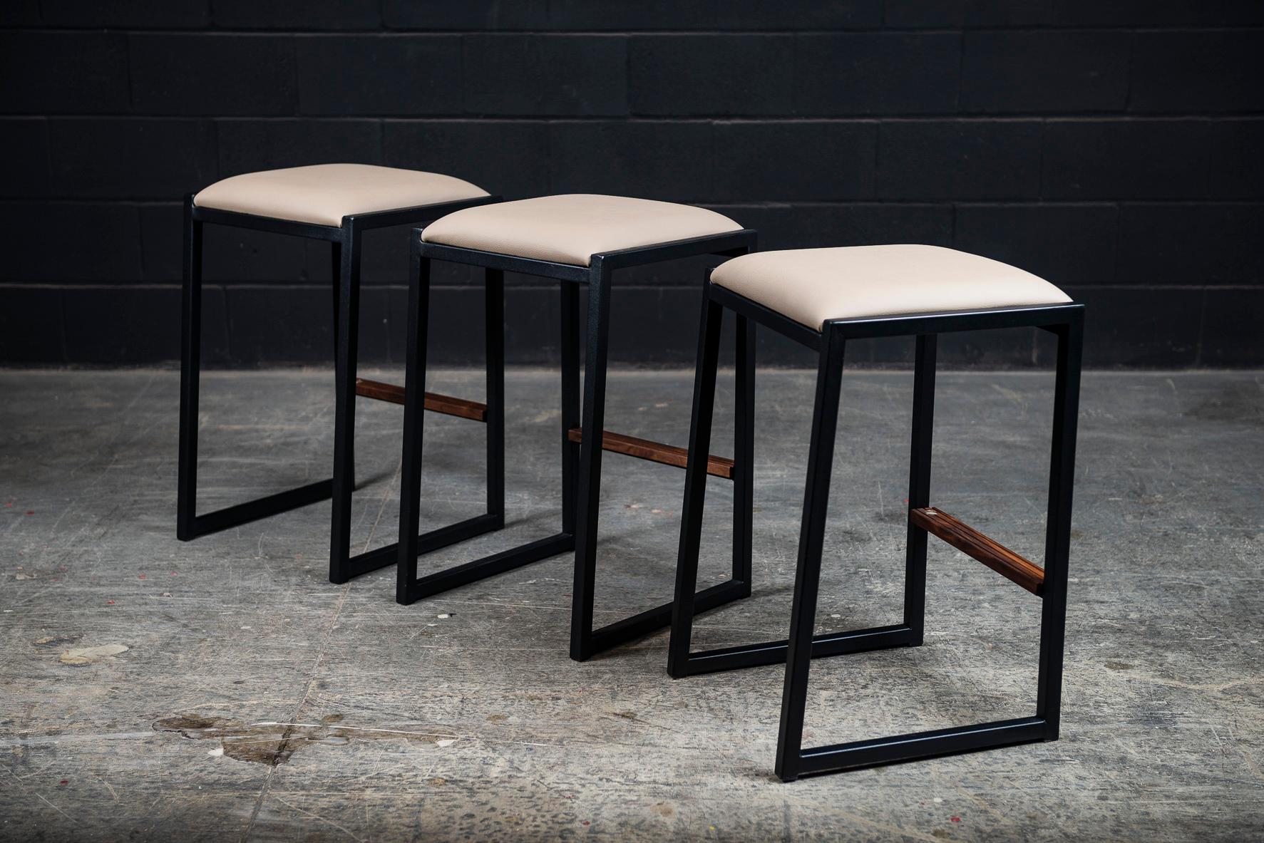 Fait main Tabouret de comptoir sans dossier Shaker par AMBROZIA, noyer, acier noir, vinyle Sandle en vente