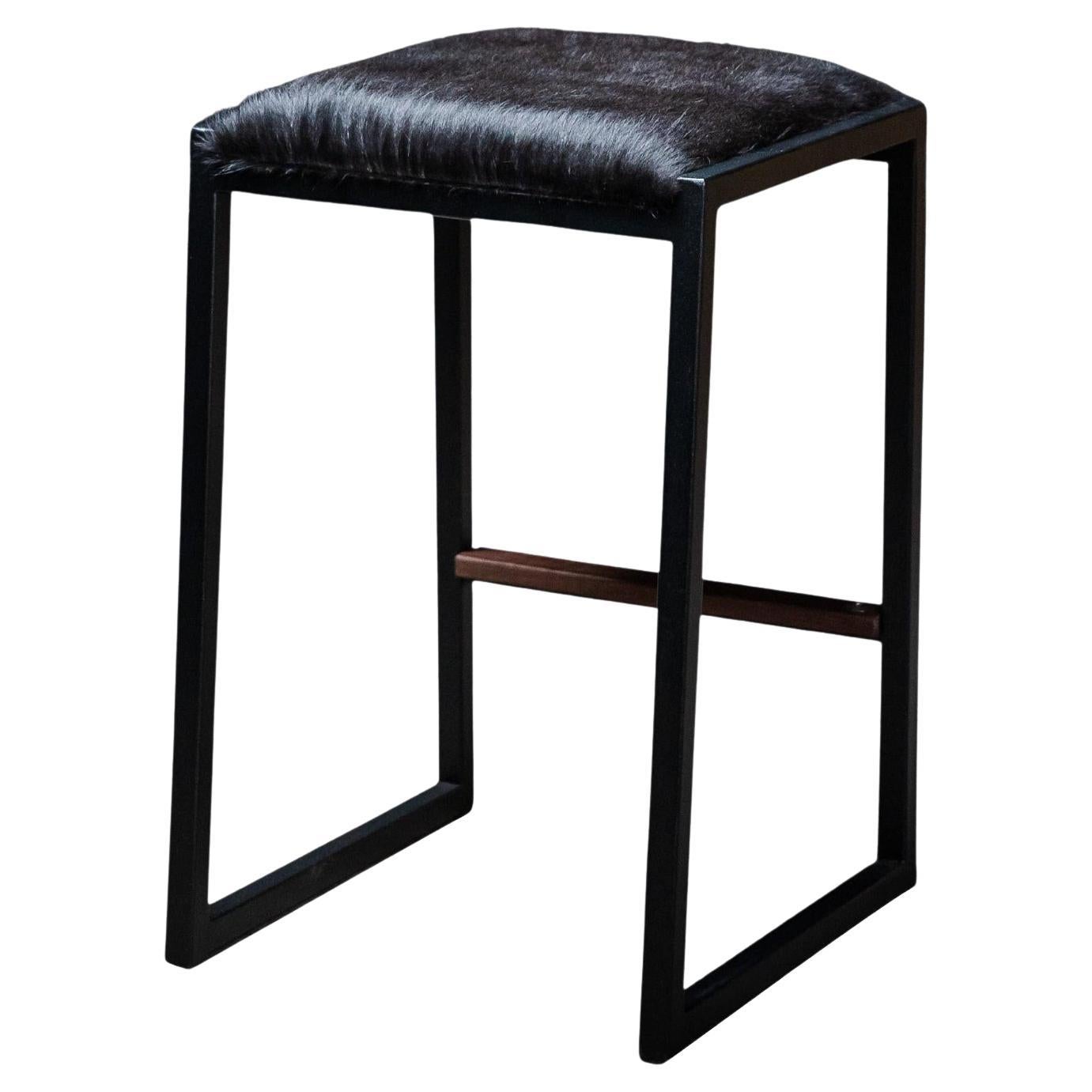 Sgabello Shakers moderno senza schienale di AMBROZIA, pelle bovina nera, noce e metallo nero