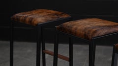 Shaker Hocker mit Rückenlehne von AMBROZIA, Braunes gestromtes Rindsleder, Schwarzer Stahl und Nussbaum