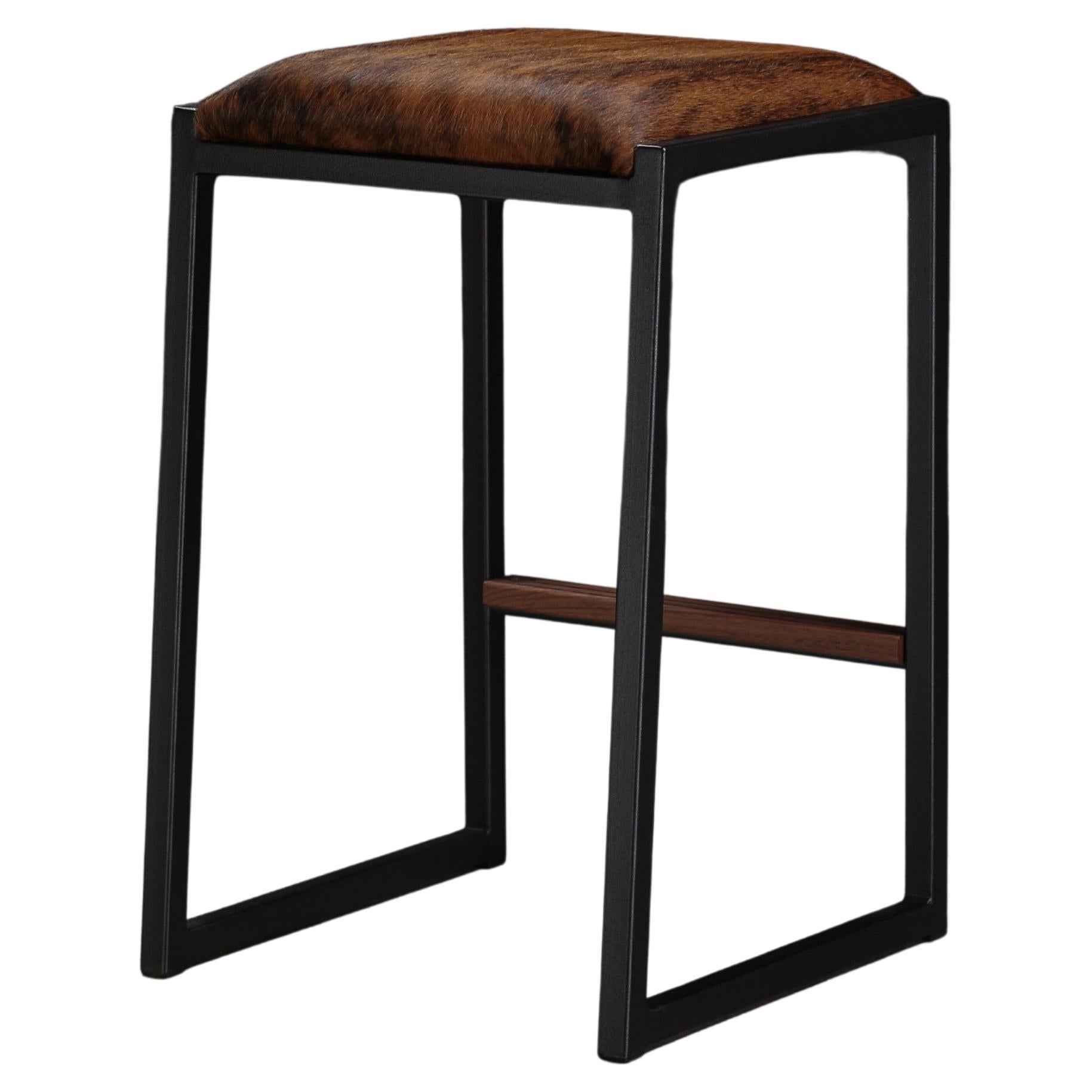 Taburete Shaker sin respaldo by AMBROZIA, Piel de vaca marrón atigrado, Acero negro y Nogal
