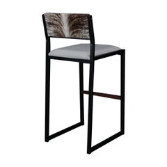 Sgabello Shaker Bar di AMBROZIA, Noce, Pelle Greige, Pelle bovina Grigio Brindle