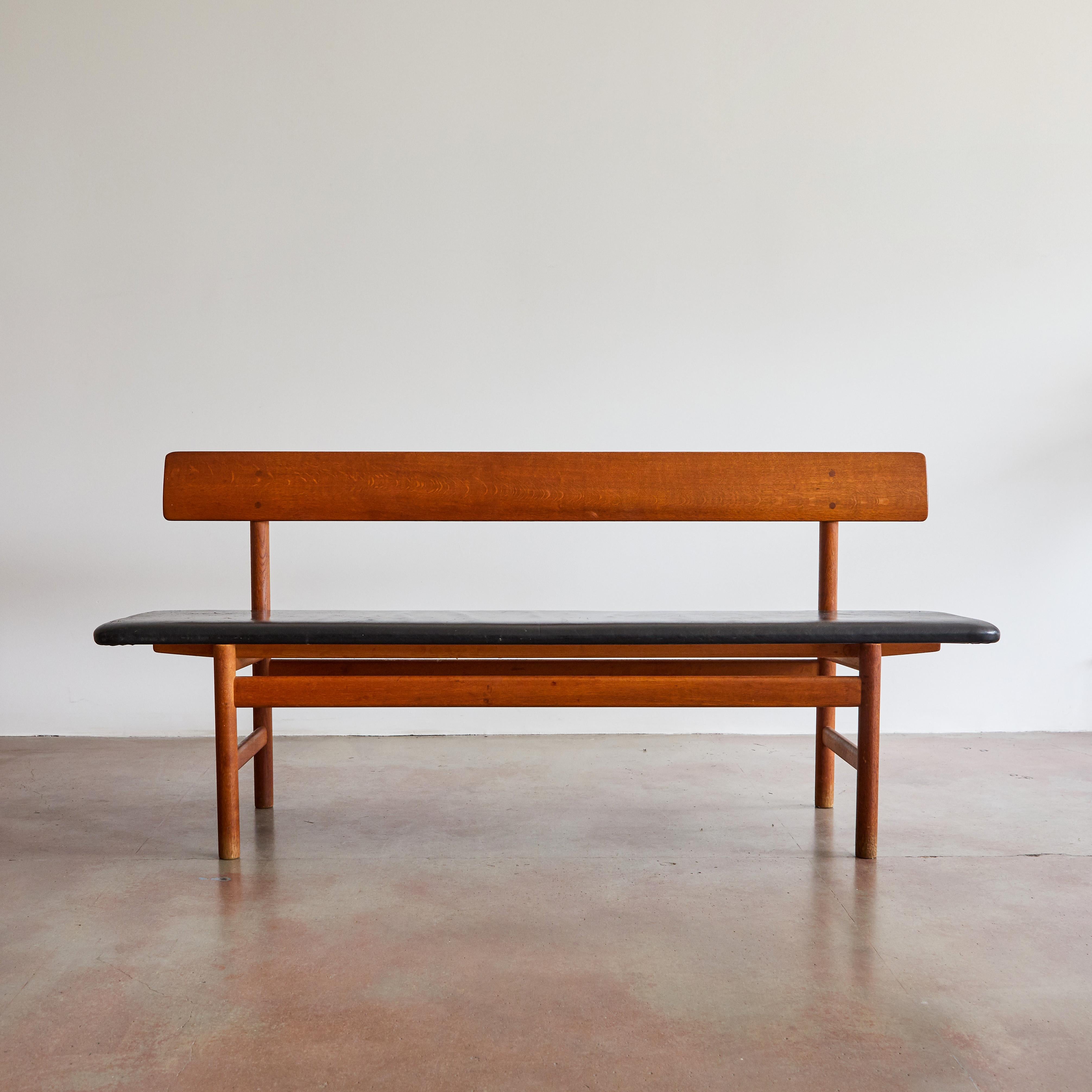 Oak bench with leather seat by Børge Mogensen for Fredericia Stolefabrik. Made in Denmark, circa 1970s.
