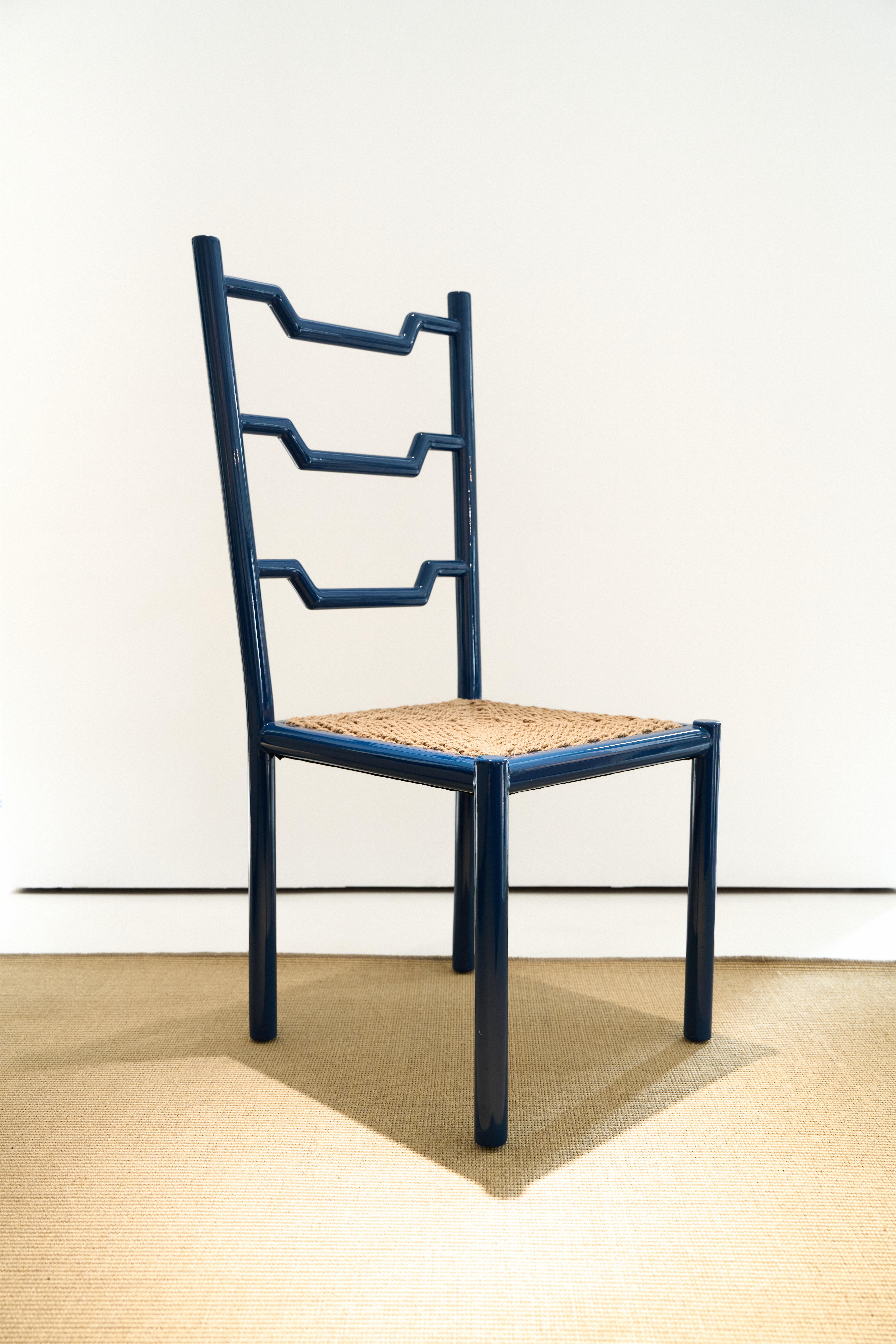 Shaker Stuhl aus lackiertem Massivholz und Hanfseil-Polsterung von Artempo
Abmessungen: T 50 x B 50 x H 117 cm.
MATERIALIEN: Massivholz und Hanfseil.

Artempo bedeutet Kunst der Zeit. Im Laufe der Zeit wird die reine Kunst durch die Anhäufung von