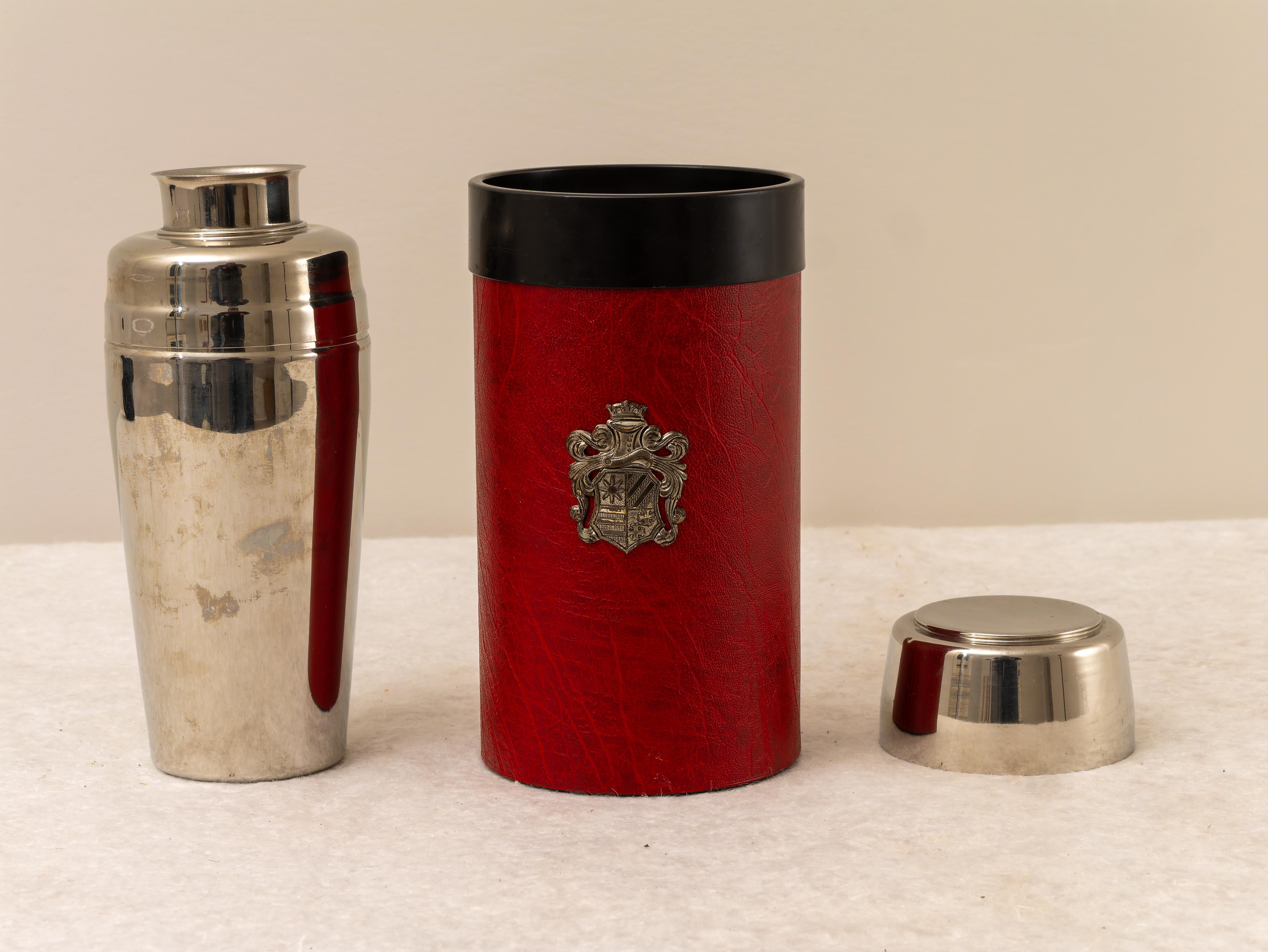 Shaker con portaghiaccio, Made in Italy, Anni '70. 
Raro Shaker in acciaio inox con portaghiaccio, rivestito in pelle con base in plastica. E' presente lo stemma. Le condizioni sono eccellenti, può presentare lievi segni del tempo dovuti all'età e