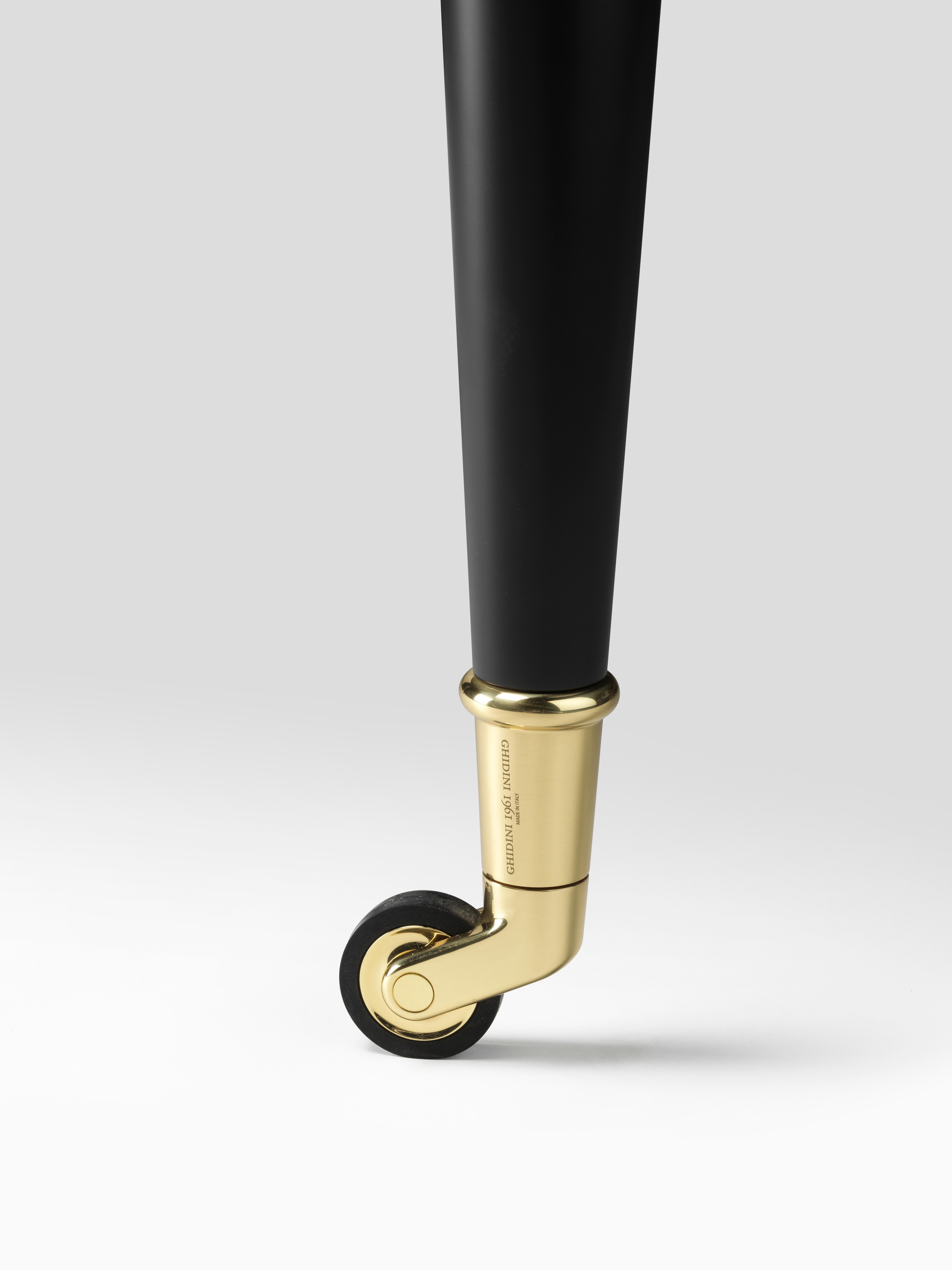 Famiglia di console in diverse misure, un oggetto classico sapientemente ridisegnato per donargli una dimensione contemporanea.

L'elegante ruota in metallo che caratterizza il divano è qui proposta come terminale delle sinuose gambe tornite,