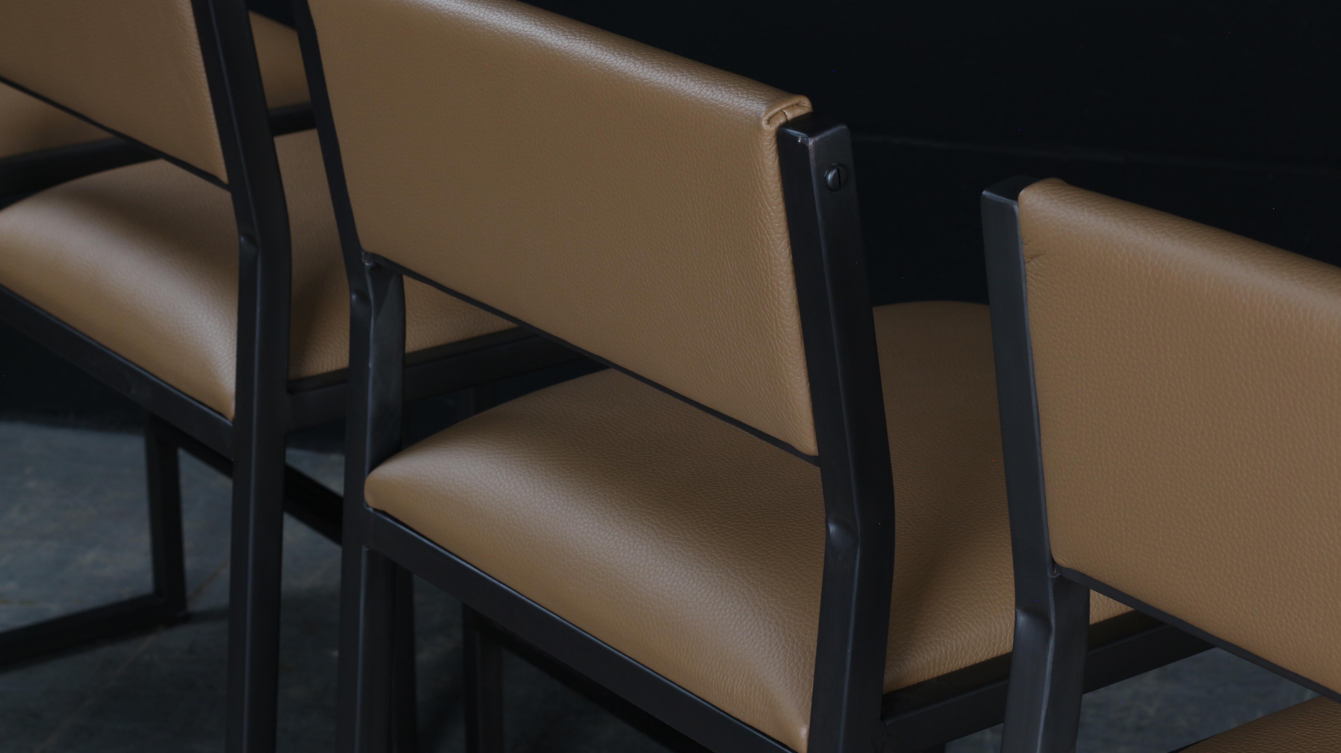 La chaise tabouret de comptoir moderne shaker est fabriquée à la main sur commande. Il est doté d'un luxueux cadre en acier noirci et d'une assise et d'un dossier en cuir véritable. Également proposé en COM ou COL. Inspiré par les marches de