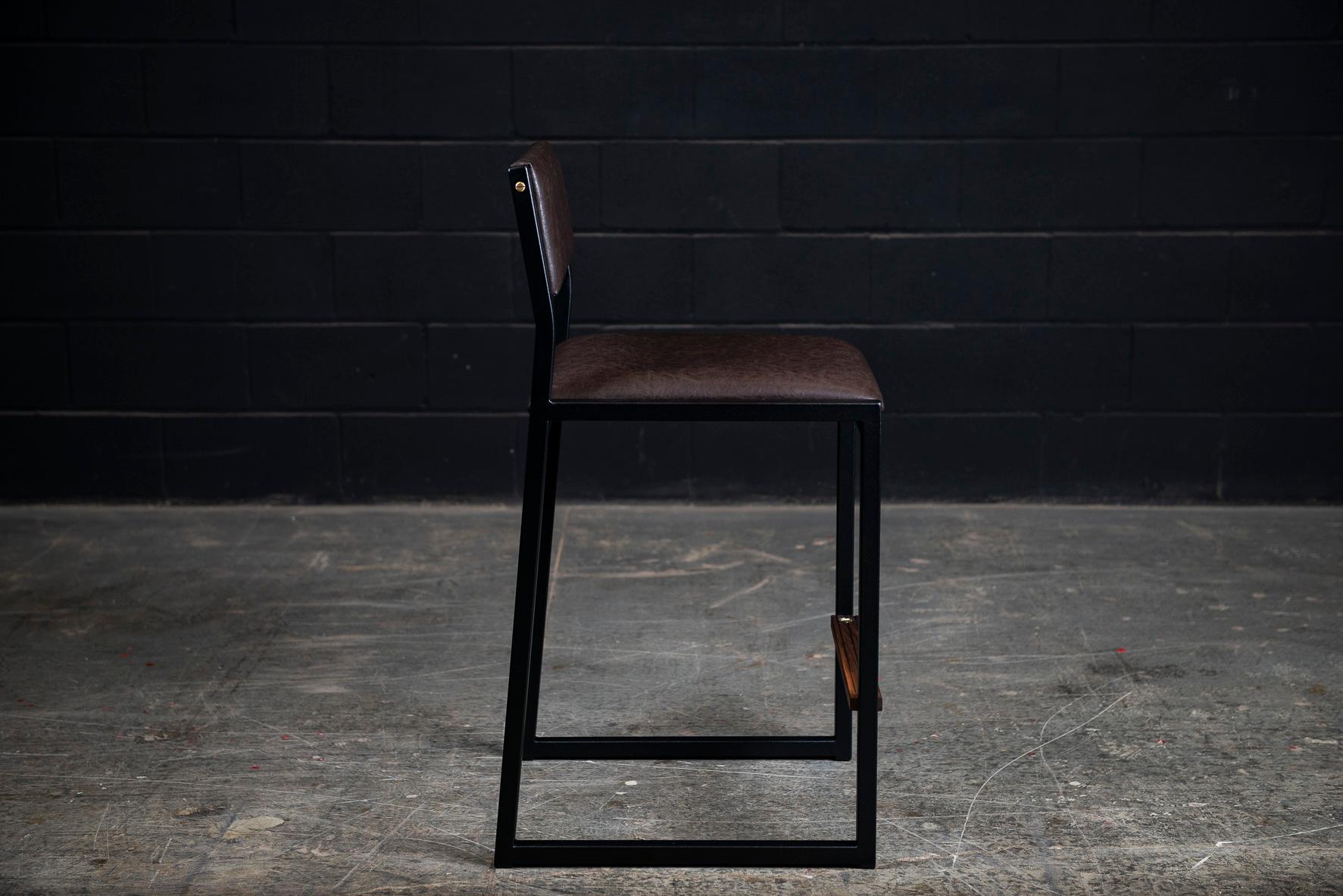 Taburete de mostrador Shaker by Ambrozia, nogal, vinilo envejecido marrón Volvo Hecho a mano