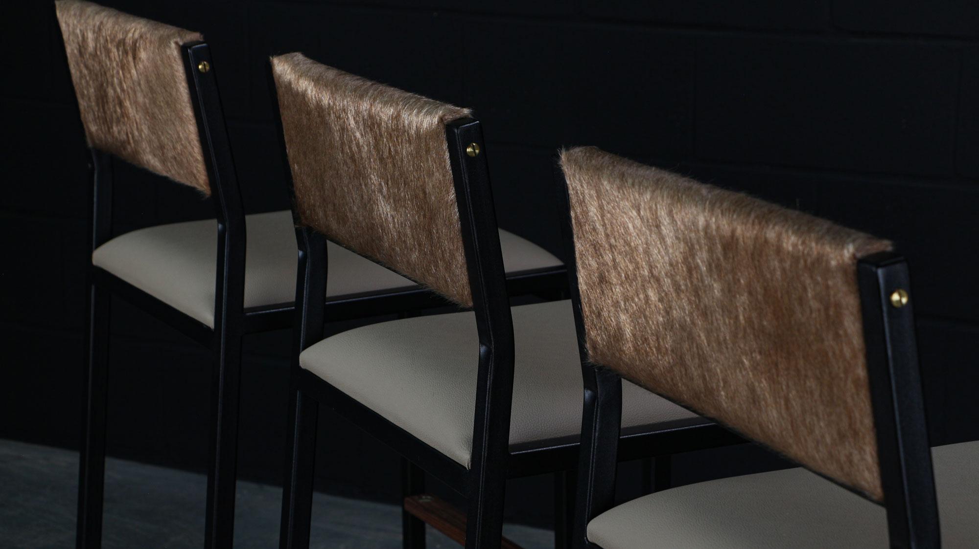 Der moderne Shaker-Counterstuhl wird auf Bestellung aus unserem einzigartigen, schwarz strukturierten AMBROZIA-Stahlrohrrahmen handgefertigt und verfügt über einen mit echtem Leder gepolsterten Sitz und eine schöne Rückenlehne aus Rindsleder. Auch