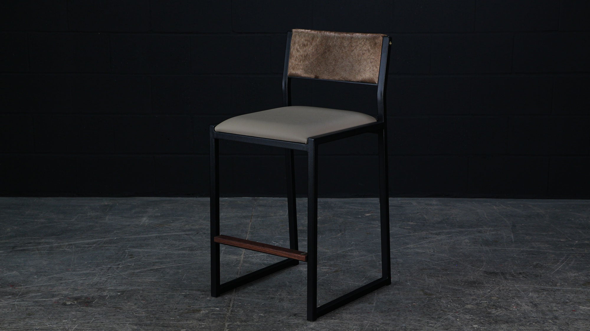 Canadese Sgabello da banco Shakers di AMBROZIA, Noce, Vinile Sandalo, Pelle di vacchetta Beige in vendita