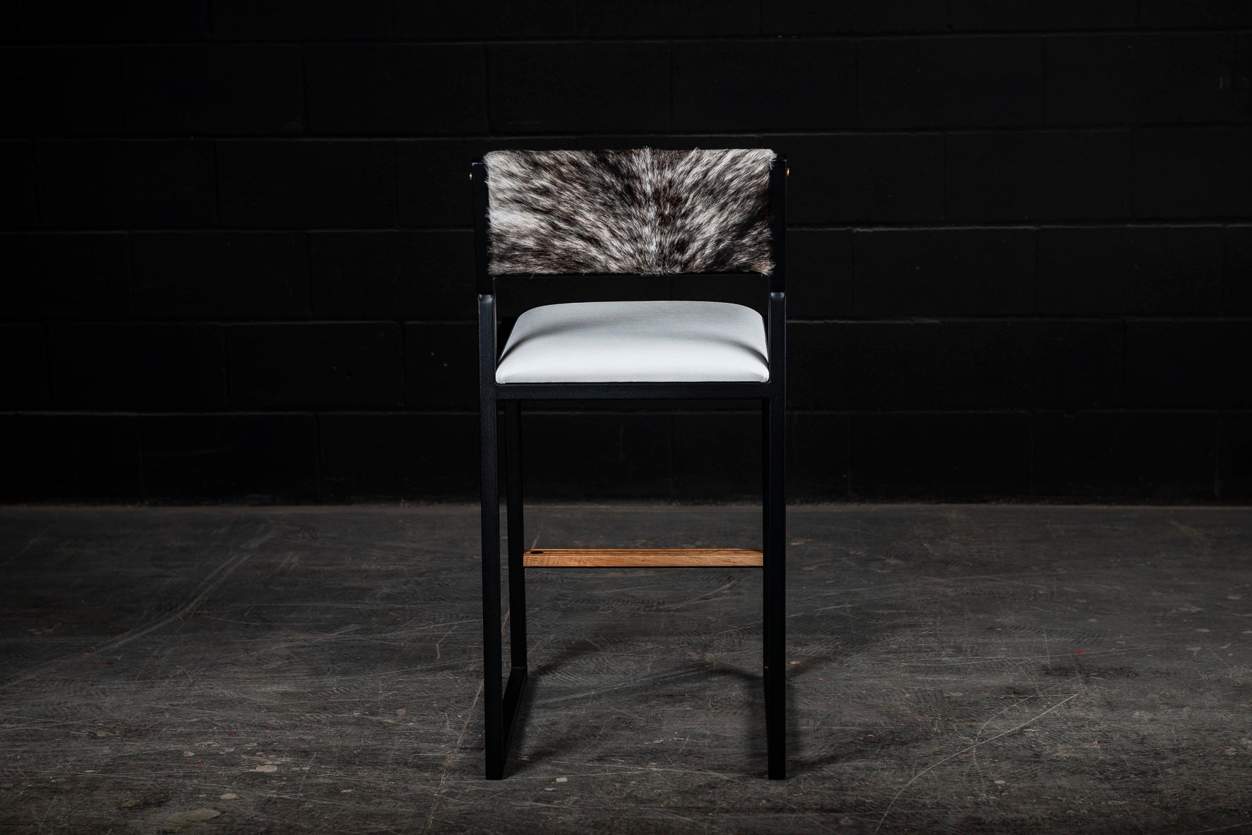 Taburete de mostrador Shaker, by AMBROZIA, Piel de vaca atigrada gris, Vinilo arce y blanco en Nuevo estado para la venta en Drummondville, Quebec