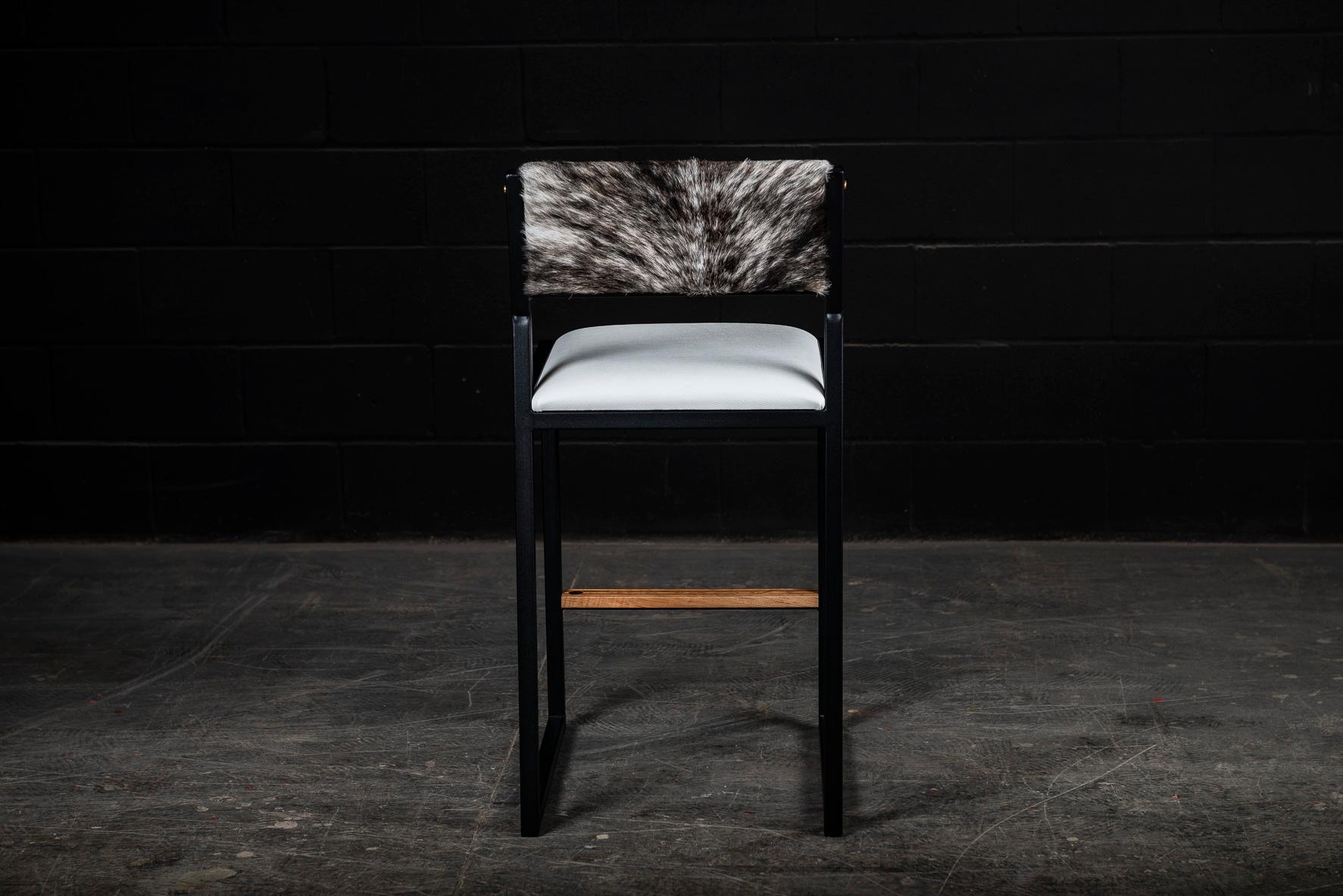 Shaker Counter Stool Chair by Ambrozia, Maple, White Vinyl and Grey Brindle Hide In New Condition For Sale In Drummondville, Quebec