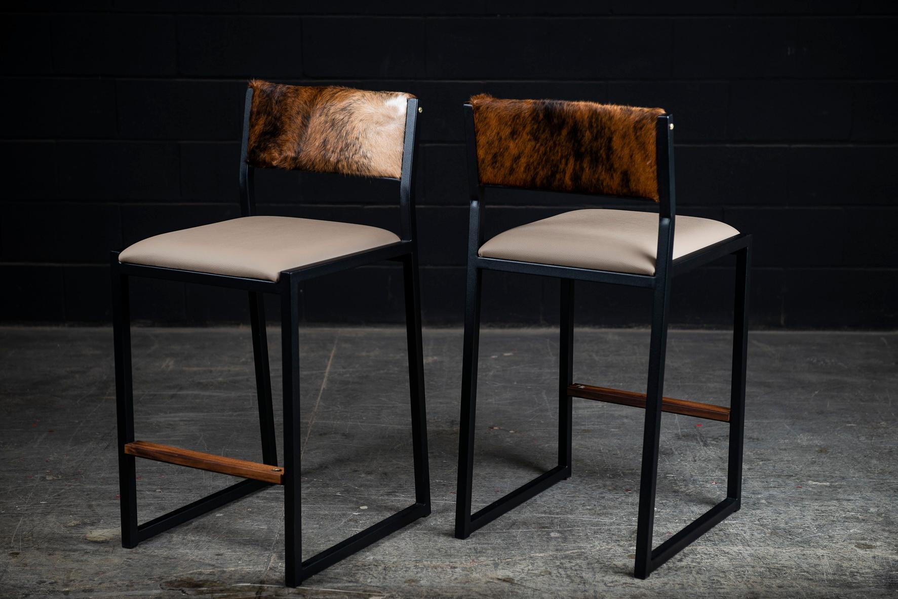 Silla Shaker Counter Stool de Ambrozia, nogal, vinilo arena y piel de vaca atigrada Canadiense en venta