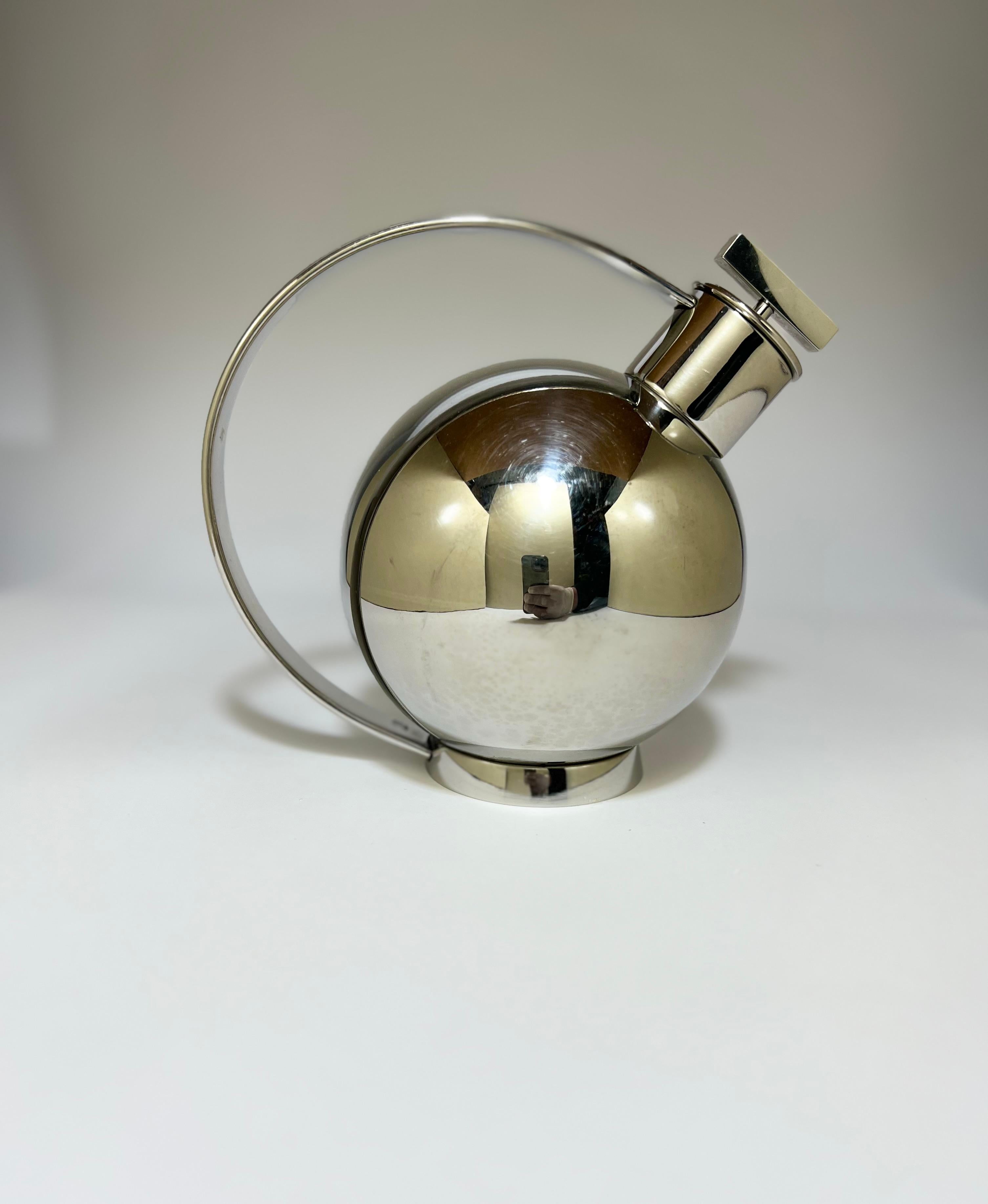 Shaker de inspiración Art Déco y Bauhaus, diseño de Sylvia Stave, Suecia en 1925, reedición de 1989 por Officina Alessi, Italia. Modelo núm. 894715, acier inoxydable 18/10 chromé. Este objeto emblemático se atribuye a menudo a Marianne Brandt.
