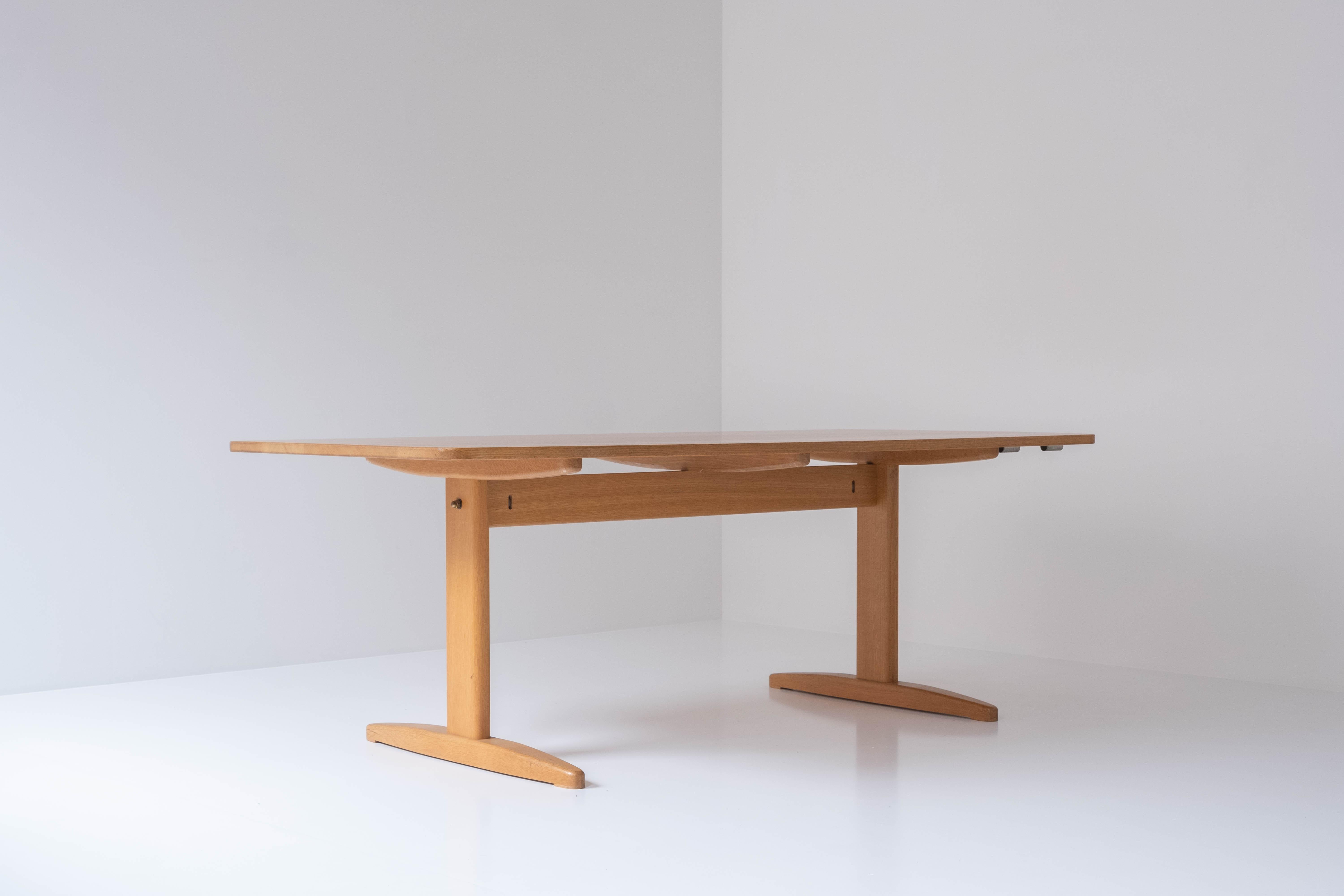Shaker dining table designed by Børge Mogensen for Carl Madsen & Son, Denmark 1960s. This table is made out of oak and features 1 extension. Slightly different colour between the table top and extension. Signed underneath. Well presented original