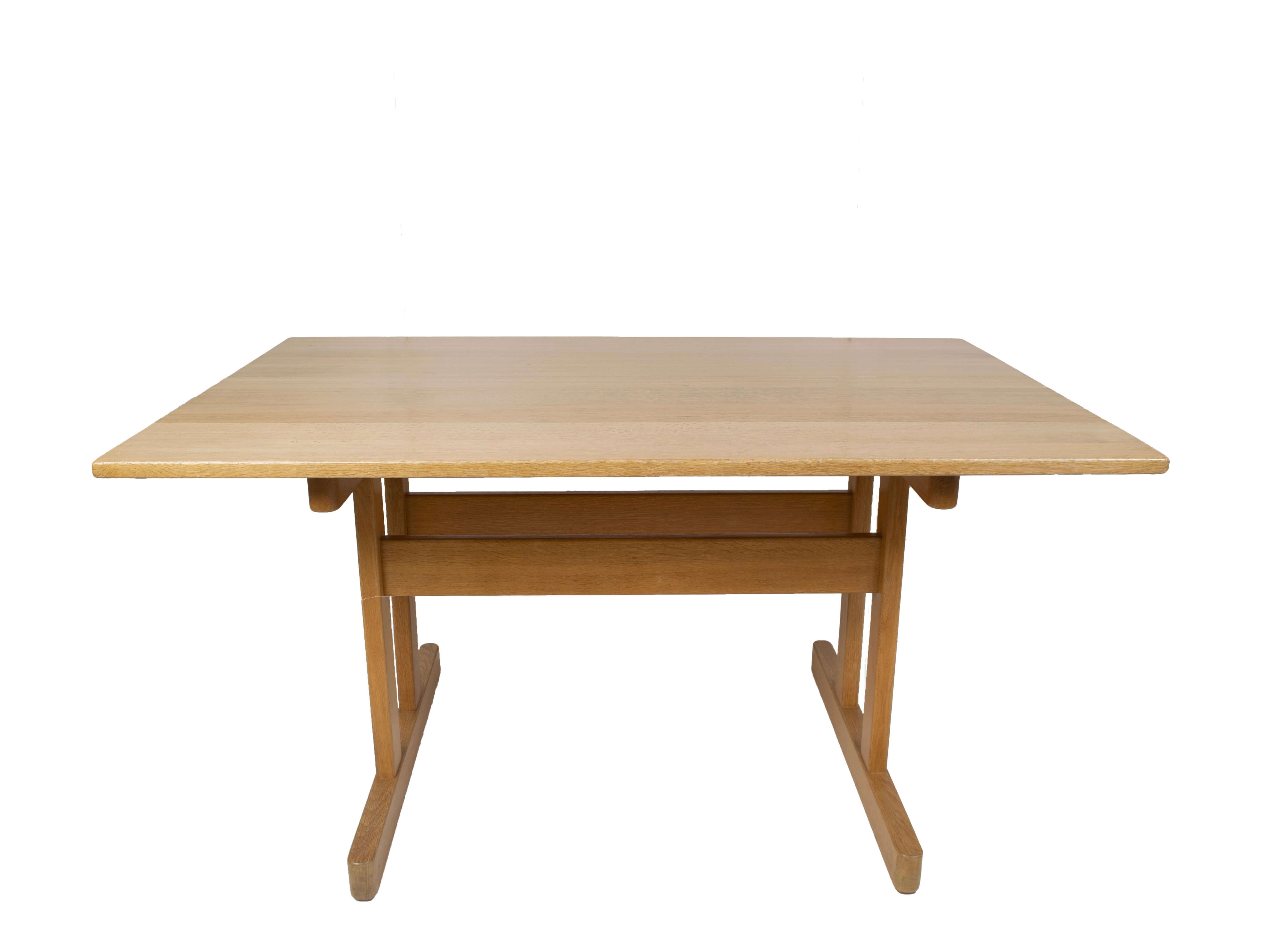 Oak dining table by Kurt Østervig for KP Møbler, Denmark 1976. This table has one extension element of 50 cm. It has the characteristic features of the shaker movement and is recognized for its table leg. This Scandinavian design is minimalistic and