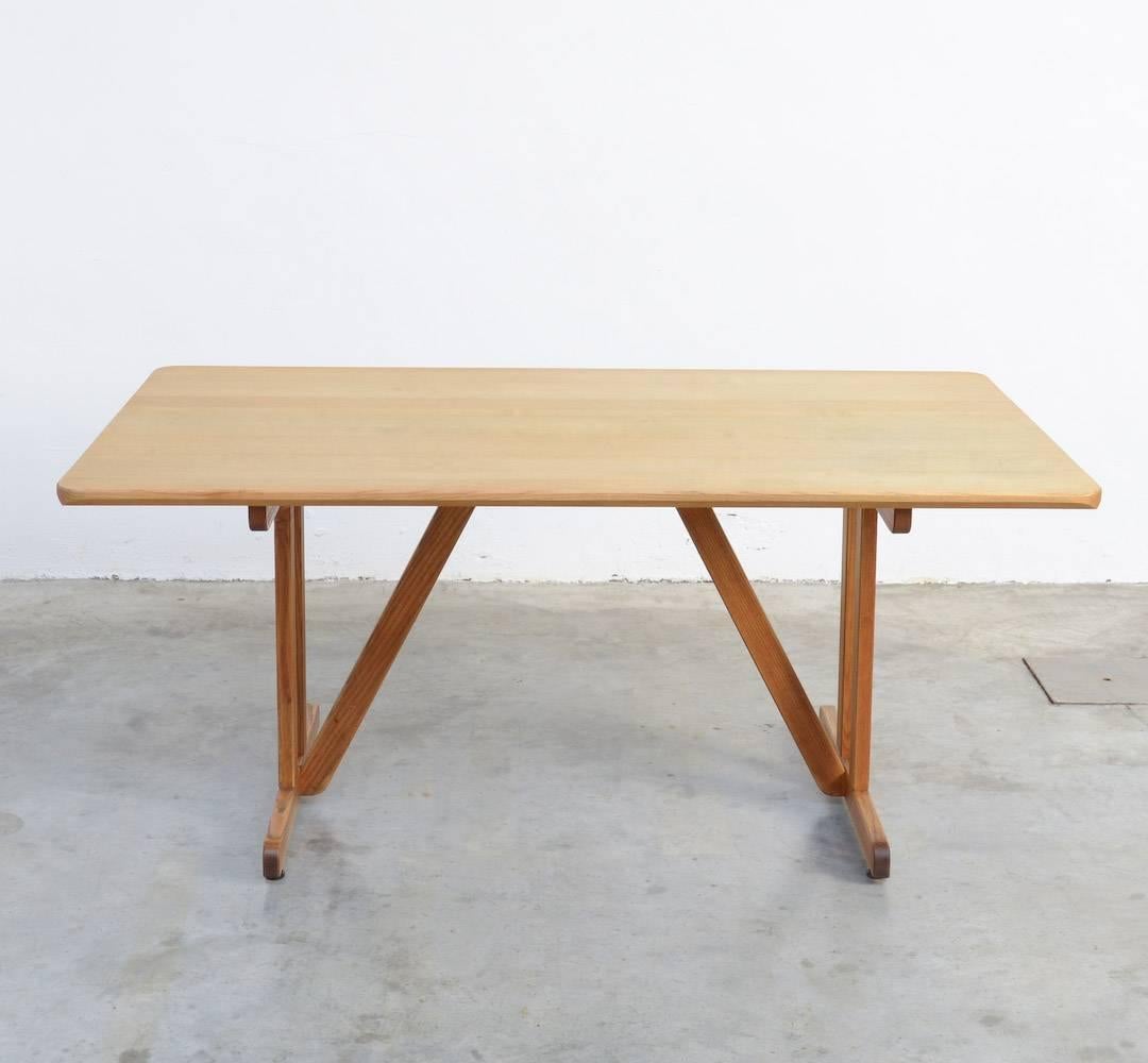 This pure dining table was probably designed by Victor Bernt for Soren Willadsen, Denmark.
This Shaker inspired dining table made of beechwood, is pure and comfortable.
It is in very good vintage condition, cleaned and oiled.
This table is also