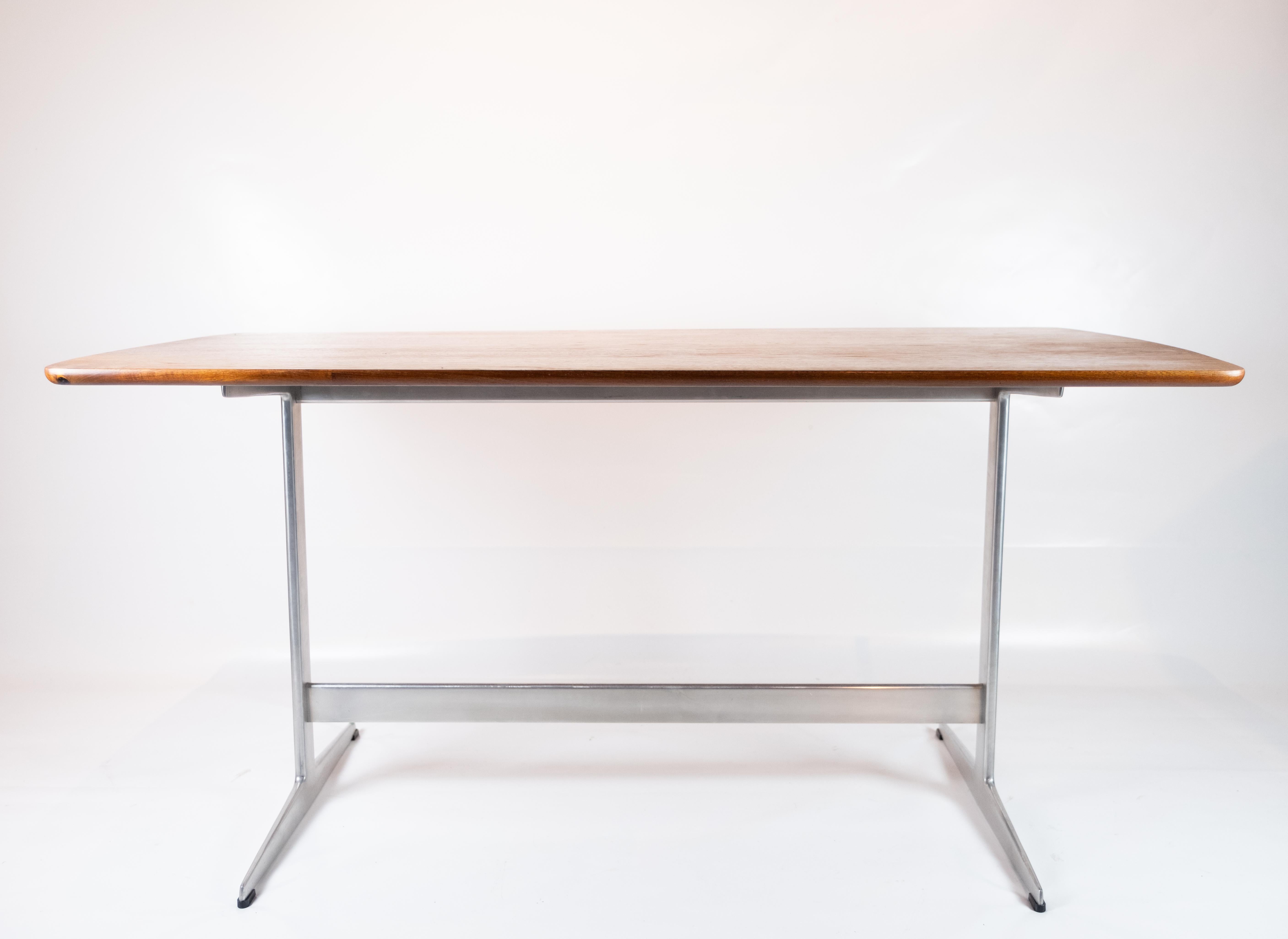 Table de salle à manger Shakers en teck et structure en métal conçue par Arne Jacobsen dans les années 1960. La table est en excellente condition vintage.
  