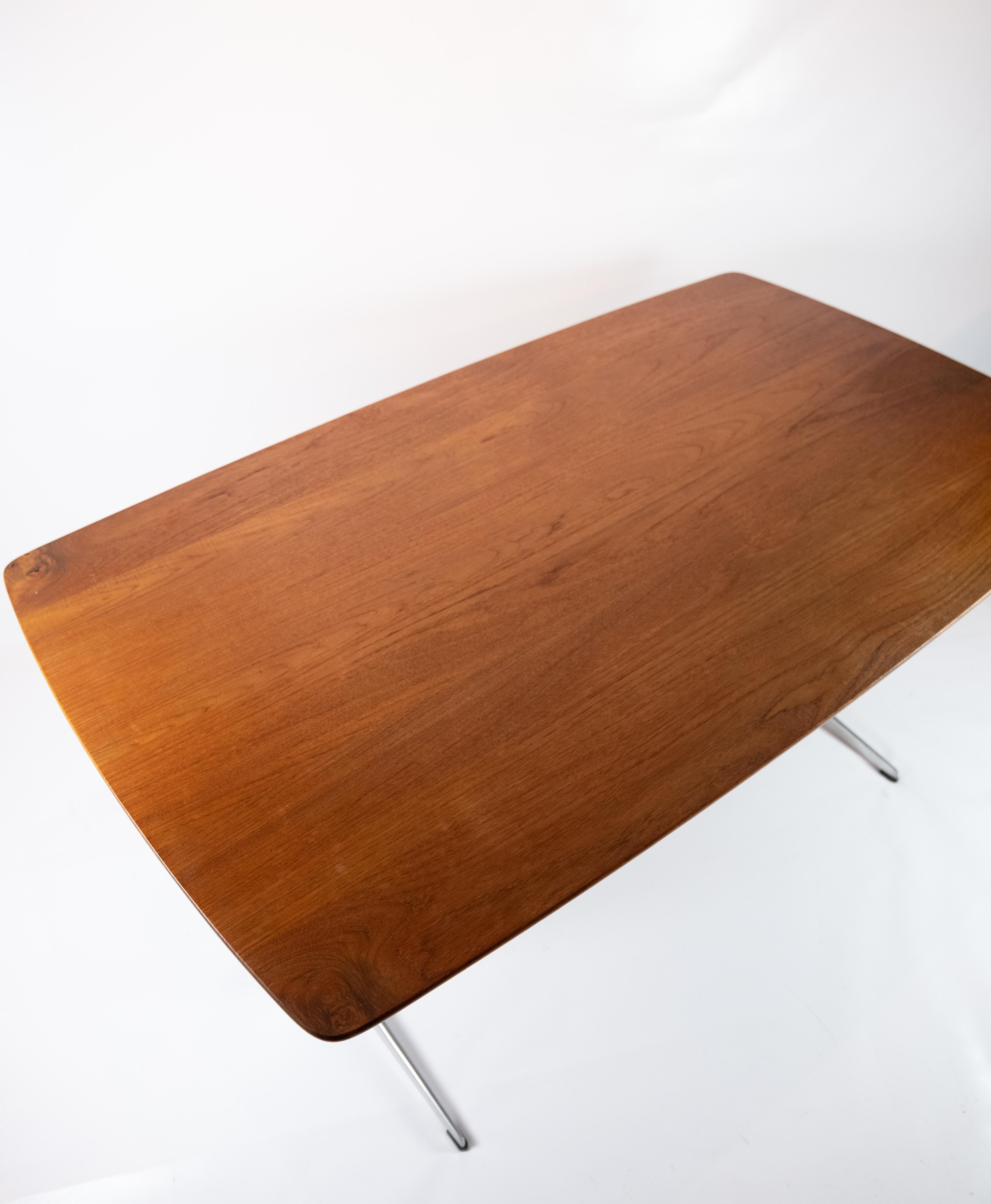 Table de salle à manger Shaker en teck et cadre en métal conçue par Arne Jacobsen, années 1960 Bon état - En vente à Lejre, DK