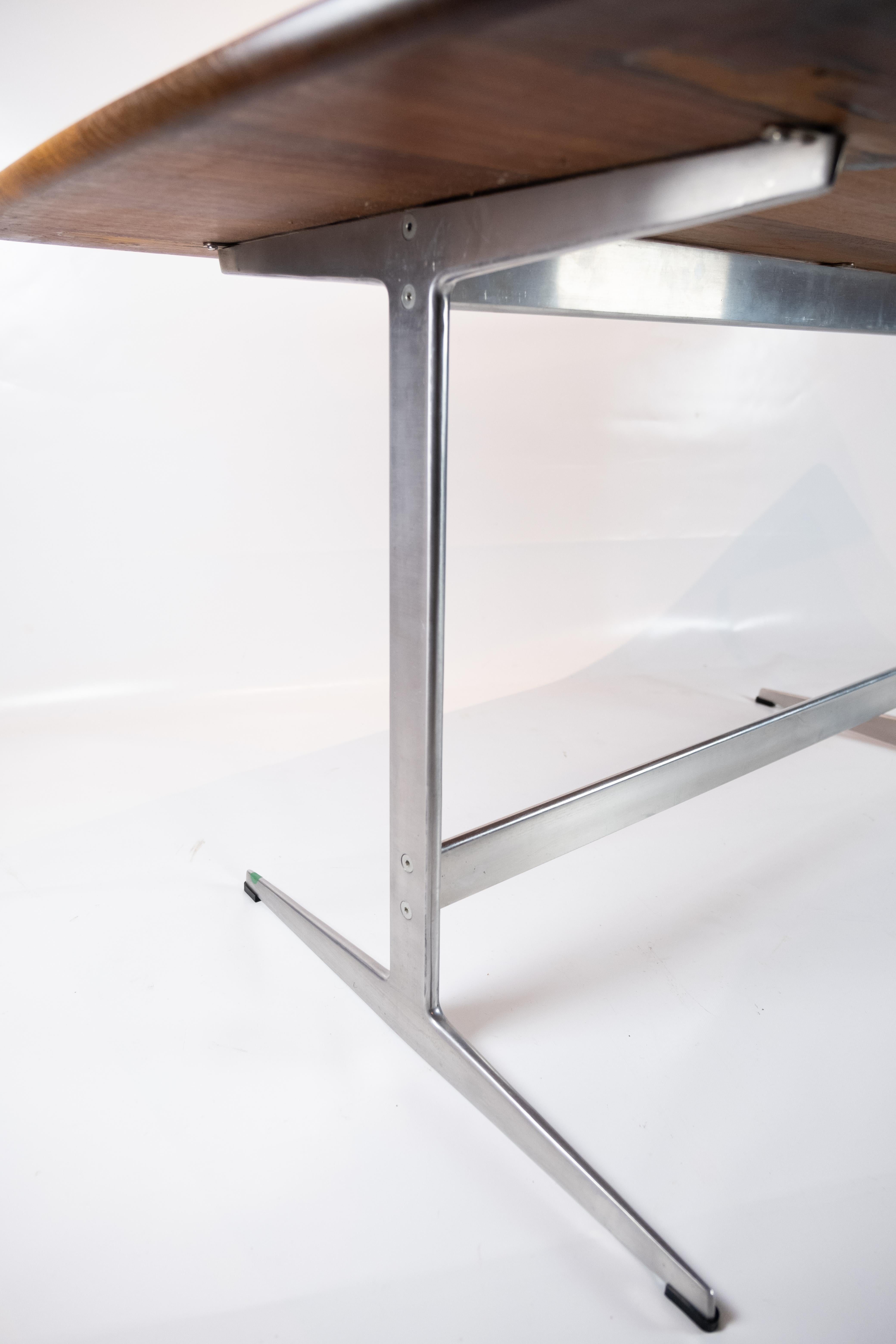 Milieu du XXe siècle Table de salle à manger Shaker en teck et cadre en métal conçue par Arne Jacobsen, années 1960 en vente