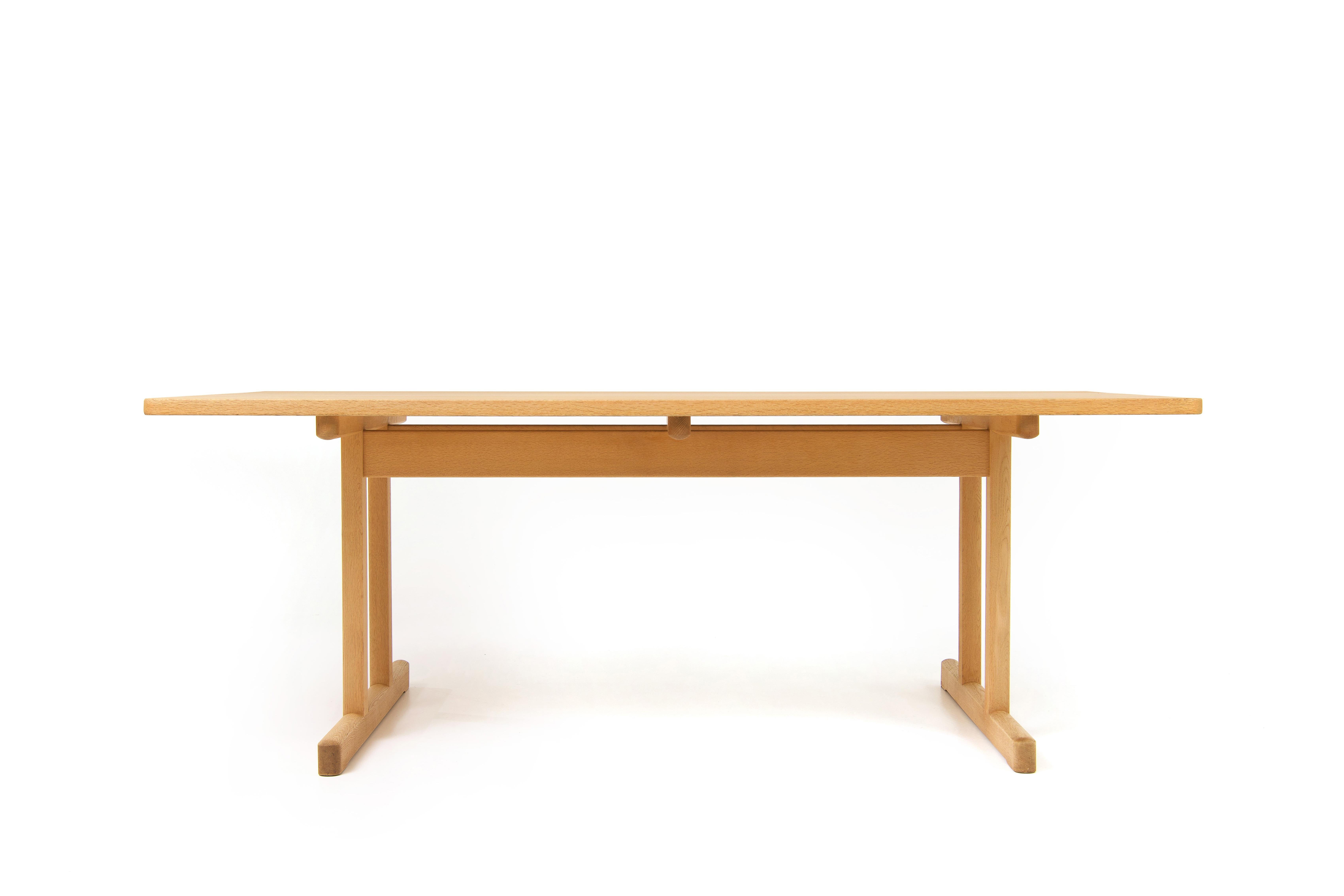 Ein Esstisch Modell 6286 aus massiver, geseifter Eiche. Er wurde 1964 von Børge Mogensen für das dänische Unternehmen Fredericia Stolefabrik entworfen.
Das Design ist von der amerikanischen Shaker-Bewegung inspiriert, die für ihre einfachen Designs