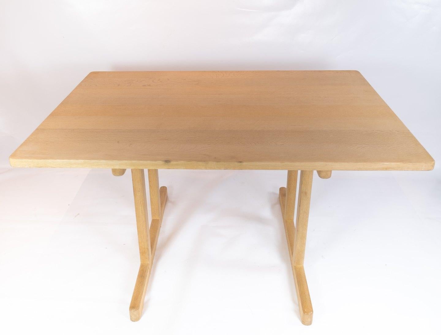 Shaker dining table, model C18, of soap treated oak with black extension designed by Børge Mogensen in 1947 and from the 1960s. The table is in great vintage condition.
      