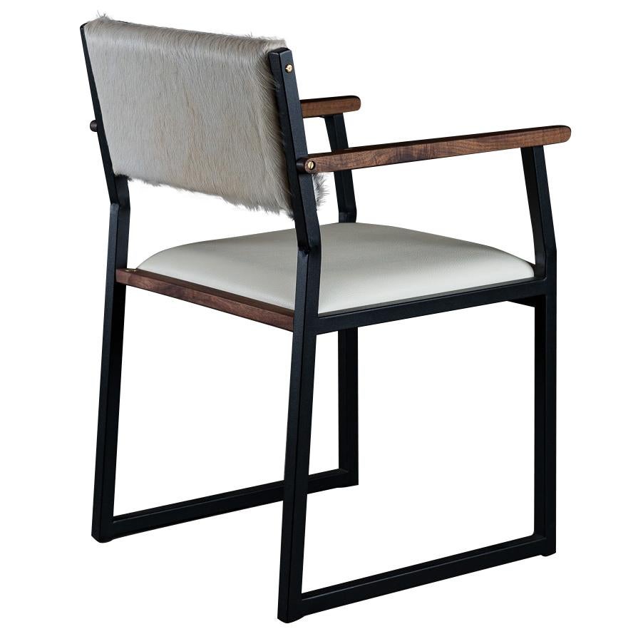 Shaker Moderner Sessel, von Ambrozia, Nussbaum, schwarzer Stahl, Knochenleder und Rindsleder im Angebot