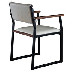 Poltrona moderna Shaker, di Ambrozia, Noce, acciaio nero, pelle d'osso e pelle di mucca