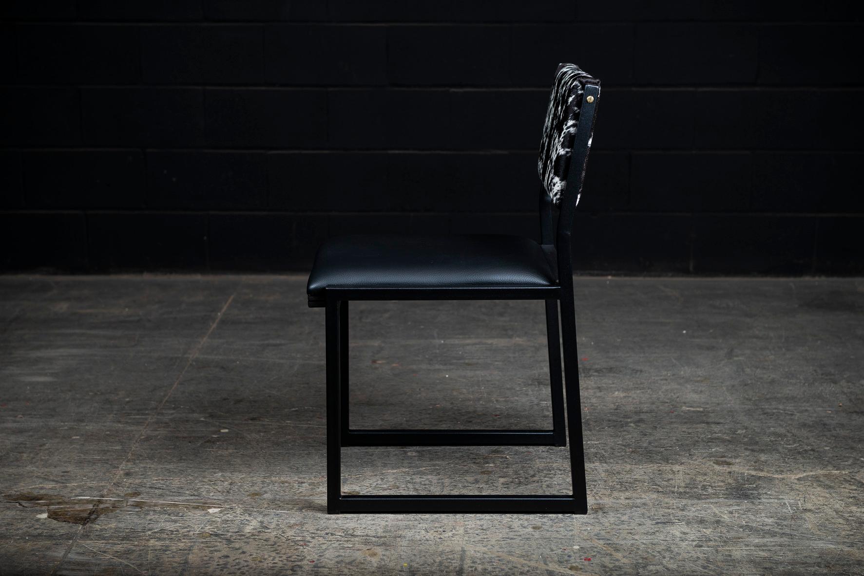 Ébénisé Chaise Shaker Modern d'Ambrozia, cuir de vachette, sel et poivre, cuir noir et acier en vente