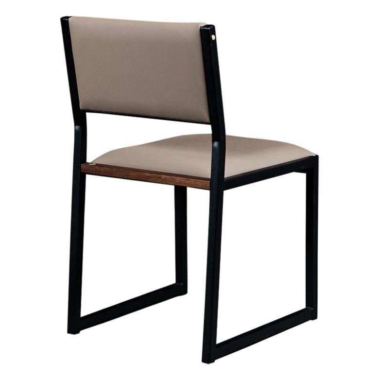 Shaker Moderner Stuhl von Ambrozia, massives Nussbaumholz, schwarzer Stahl, Sandle Vinyl