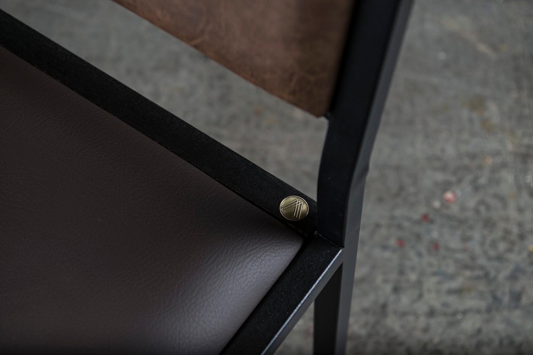Moderne Chaise Shaker Modern d'Ambrozia, bois massif, acier noir et vinyle expresso   en vente