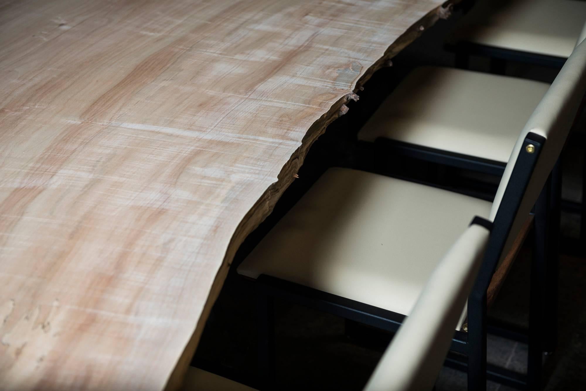 La chaise de salle à manger moderne Shakers est fabriquée à la main sur commande à partir de notre structure unique en tube d'acier texturé noir AMBROZIA et d'un siège et d'un dossier rembourrés en vinyle de qualité supérieure. Disponible dans une