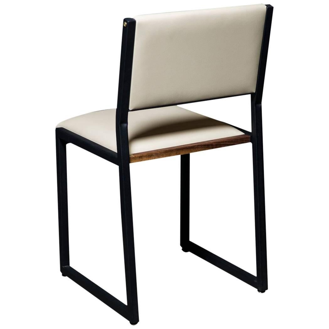 Shaker Moderner Stuhl von Ambrozia, massives Nussbaumholz, schwarzer Stahl, cremefarbenes Vinyl
