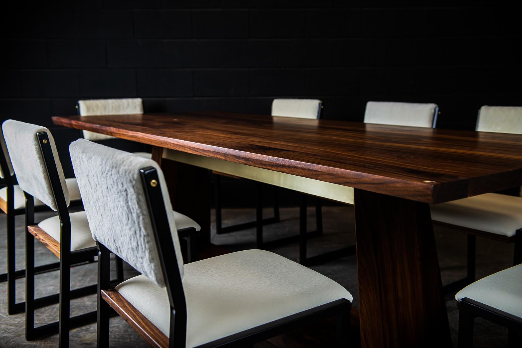 La silla shaker está hecha a mano por encargo con nuestro exclusivo armazón de tubo de acero texturizado en negro Ambrozia, con asiento de piel auténtica y respaldo de shearling. Con una sutil inserción de madera maciza que dará un toque cálido y