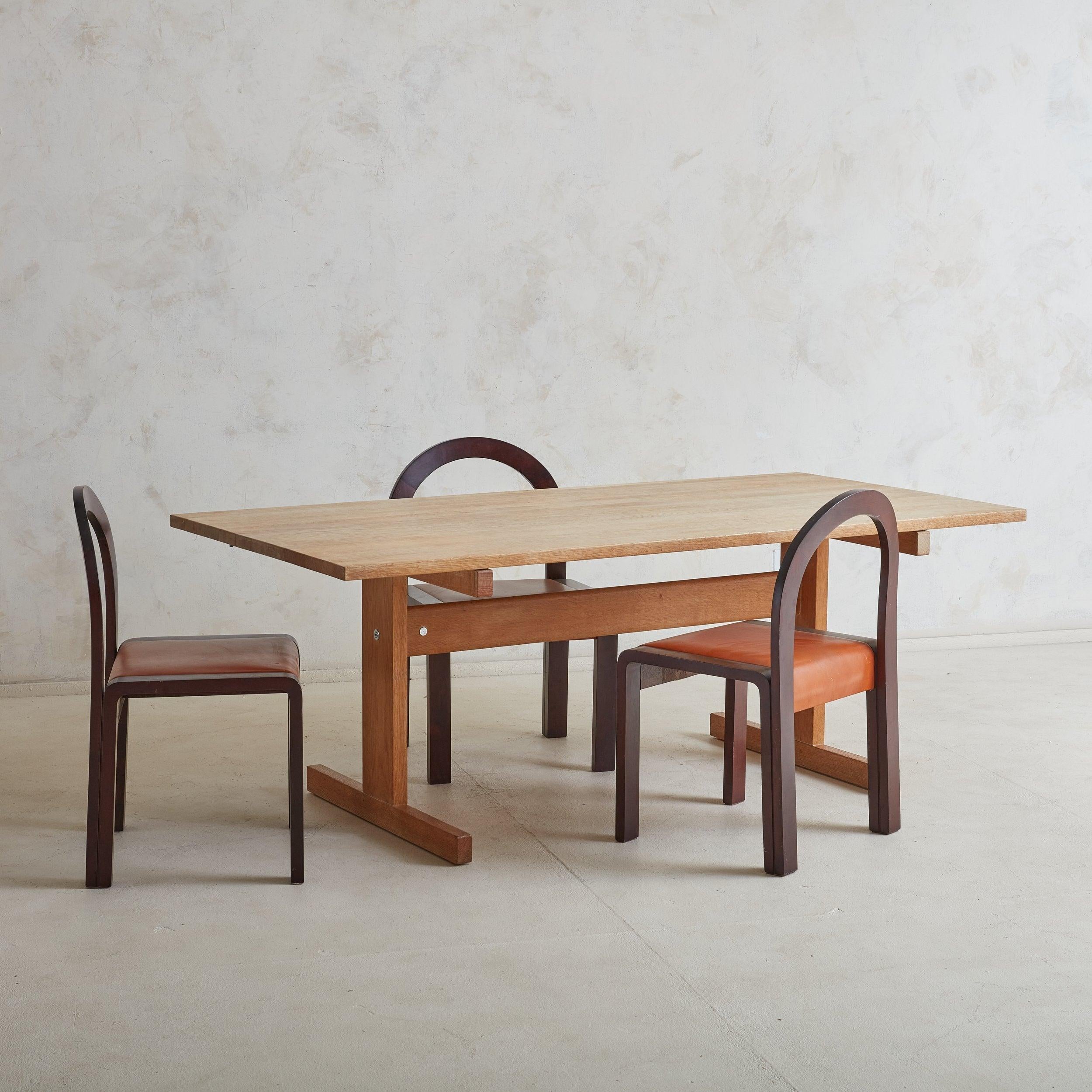 Rare table de salle à manger Shakers du milieu du siècle dernier, conçue par l'architecte danois Hans Wegner et produite par Andreas Tuck dans les années 1960. La silhouette minimaliste est construite en chêne blond avec un veinage légèrement