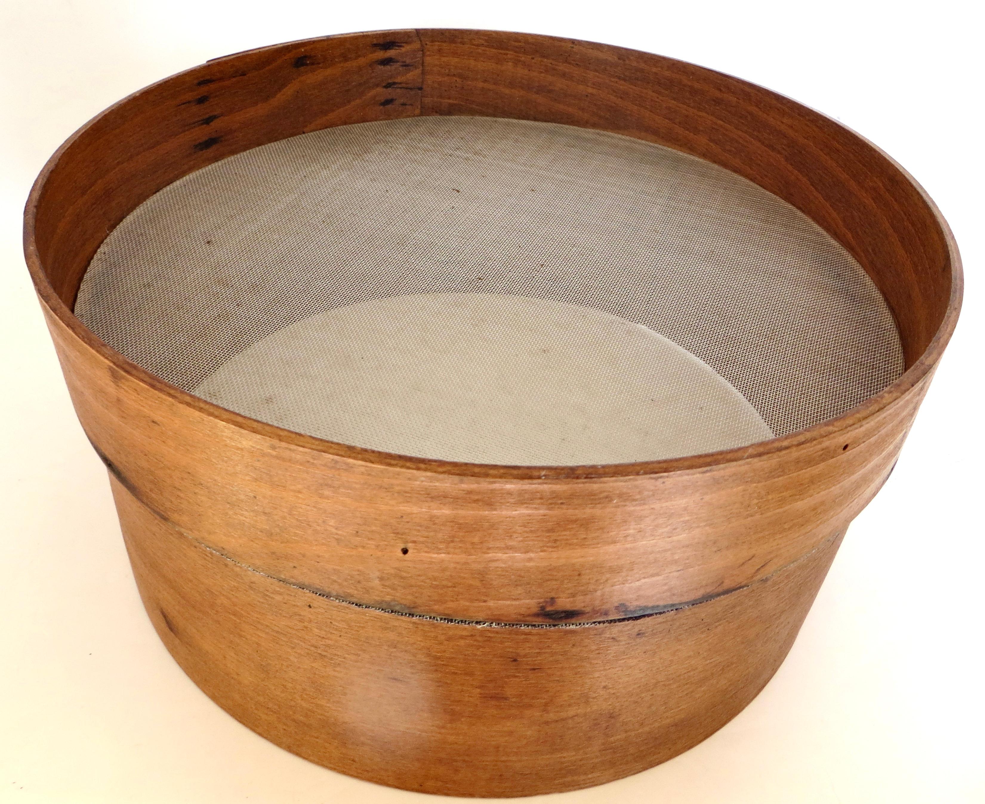 Shaker Round Bentwood Flour Sifter; Pennsylvania, Circa 1900 In Good Condition For Sale In Incline Village, NV