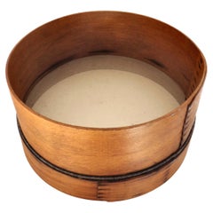 Tamizador de harina redondo de madera curvada; Pensilvania, circa 1900