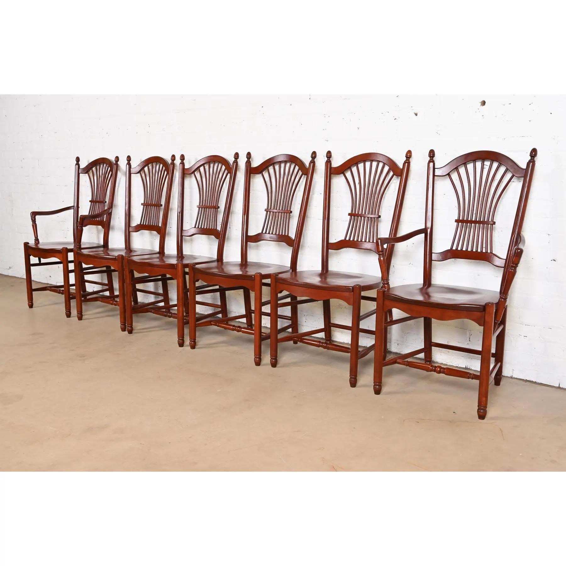 Uno splendido set di sei sedie da pranzo in legno massiccio di ciliegio in stile Shakers, Early American o French Country.

Da Tom Seely Arredamenti

Stati Uniti, circa fine XX secolo

Misure:
Sedie laterali - 19,5 