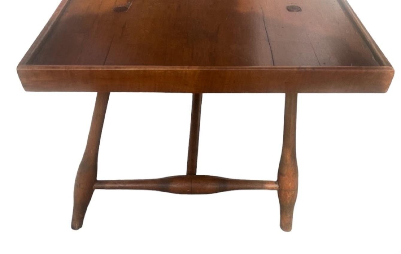 Table basse de style Shakers du 19e siècle avec un tiroir simple à double face. Le tiroir peut être tiré ou poussé vers l'avant d'un côté ou de l'autre. Les tournures en bambou de la table sont magnifiques et sont mortaisées à travers le plateau. 