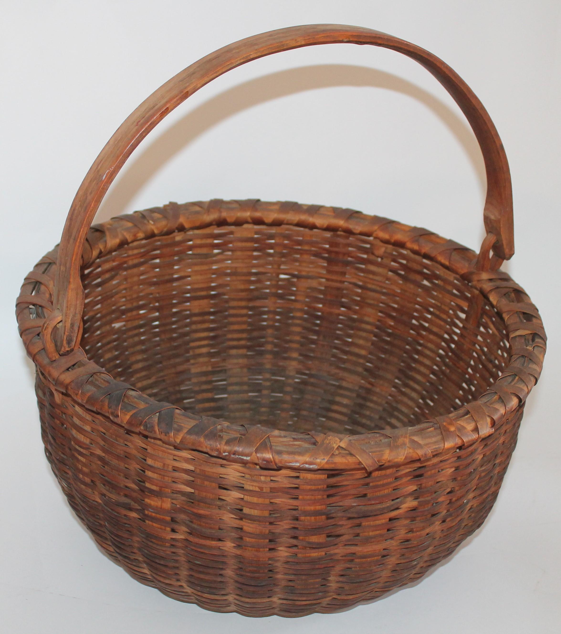 19th century Shaker Style swing handle basket in Fine condition with a nice aged patina.
