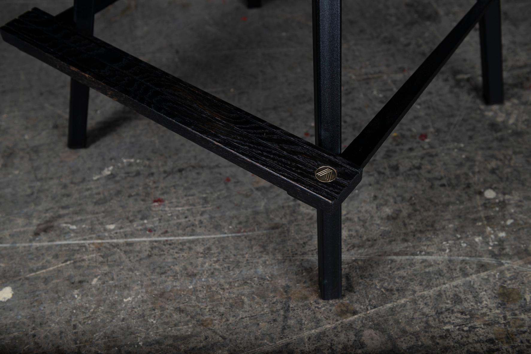 Le fauteuil Shakers Swivel Counterstool est fabriqué sur commande à partir de notre cadre unique en tubes d'acier texturé noir AMBROZIA. Ce fauteuil pivotant contemporain / moderne est disponible dans une grande variété de cuirs véritables, de