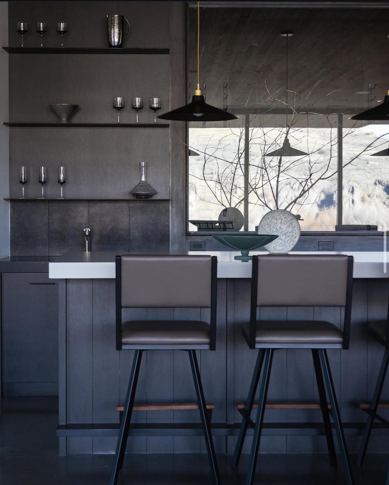 La chaise de bar pivotante Shakers est fabriquée sur commande à partir de notre structure unique en tube d'acier texturé noir AMBROZIA. Cette chaise de bar pivotante contemporaine / moderne est disponible dans une grande variété de cuirs véritables,