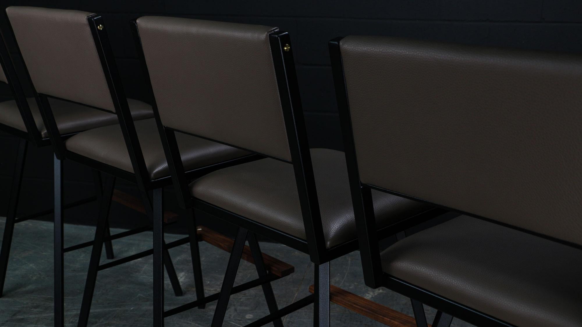 Der Shaker Swivel Bar Chair wird auf Bestellung aus unserem einzigartigen, schwarz strukturierten AMBROZIA-Stahlrohrrahmen gefertigt. Dieser zeitgenössische / moderne Bar-Drehstuhl ist in einer großen Auswahl an echten Ledern, Vinyls und Fellen