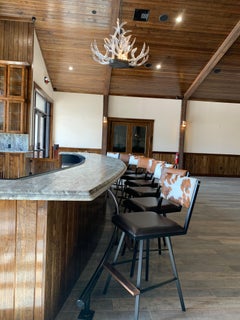 Silla de bar giratoria Shaker, de AMBROZIA, Nogal, Acero, Piel de vaca y Cuero